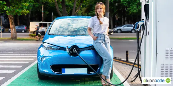 Mujer repostando su coche eléctrico de ocasión