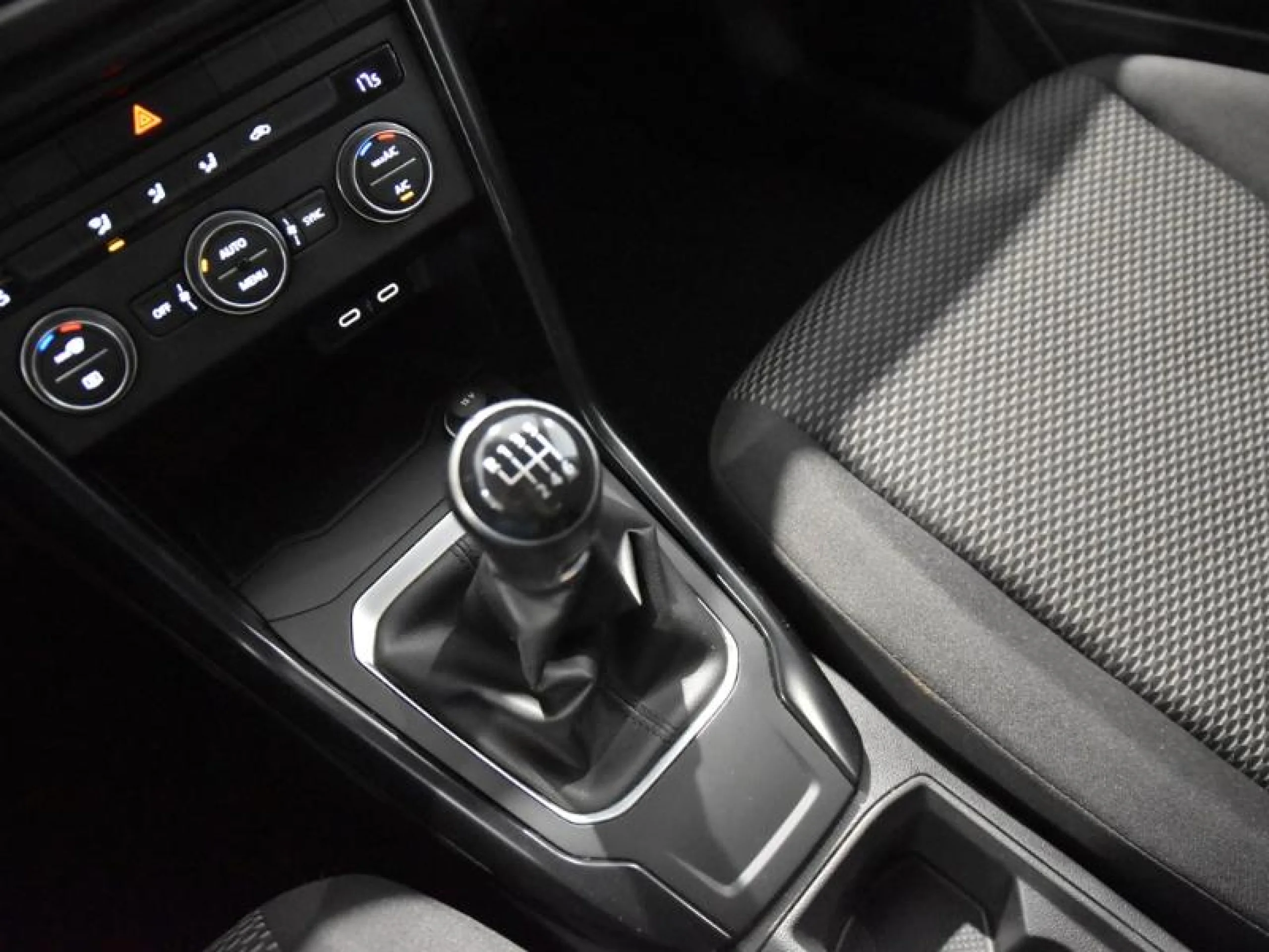 VOLKSWAGEN T ROC EDITION 2.0 TDI 85KW (115CV) - Foto 10