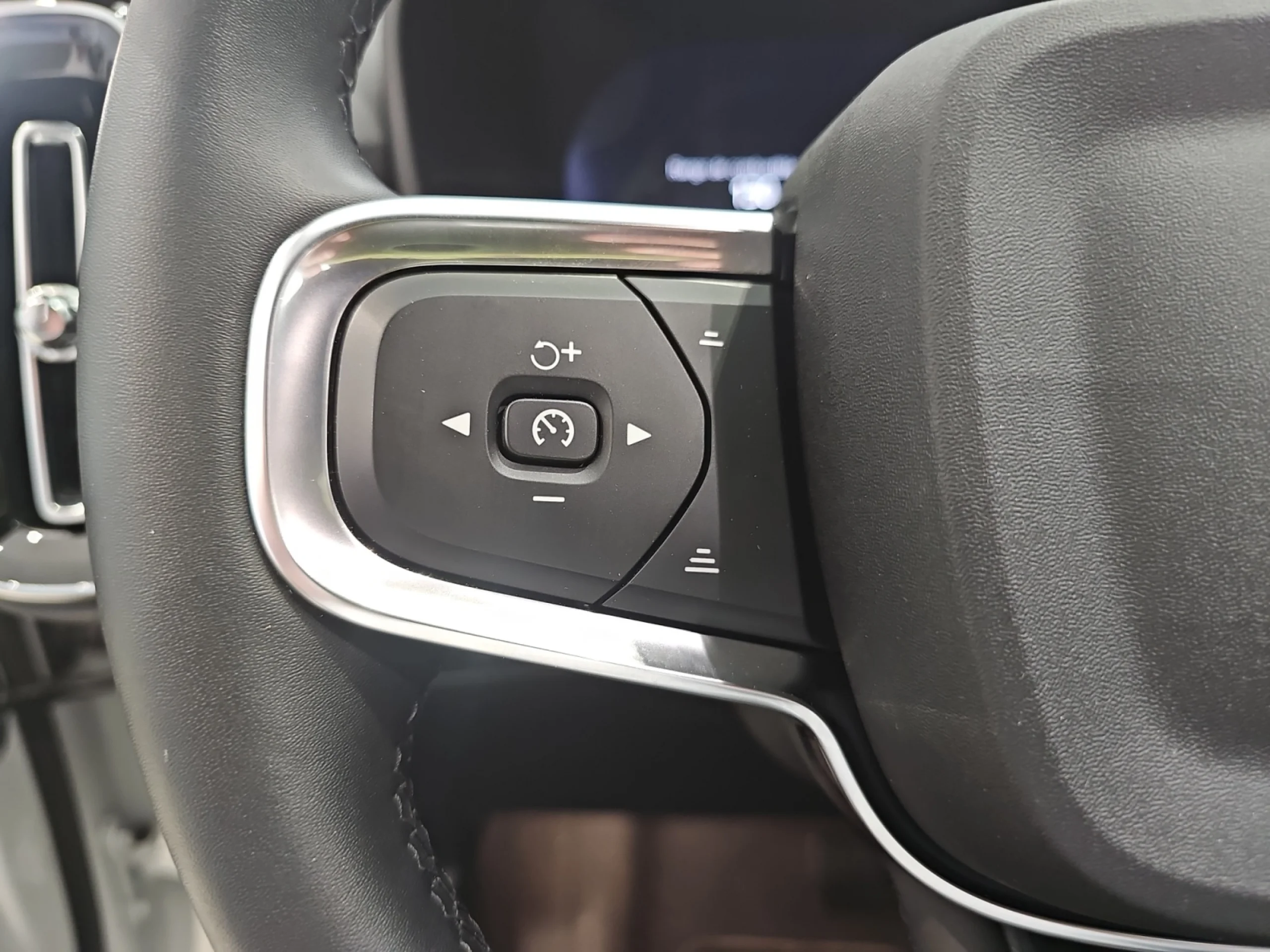 VOLVO XC40 2.0 B3 G CORE AUTO - Foto 12