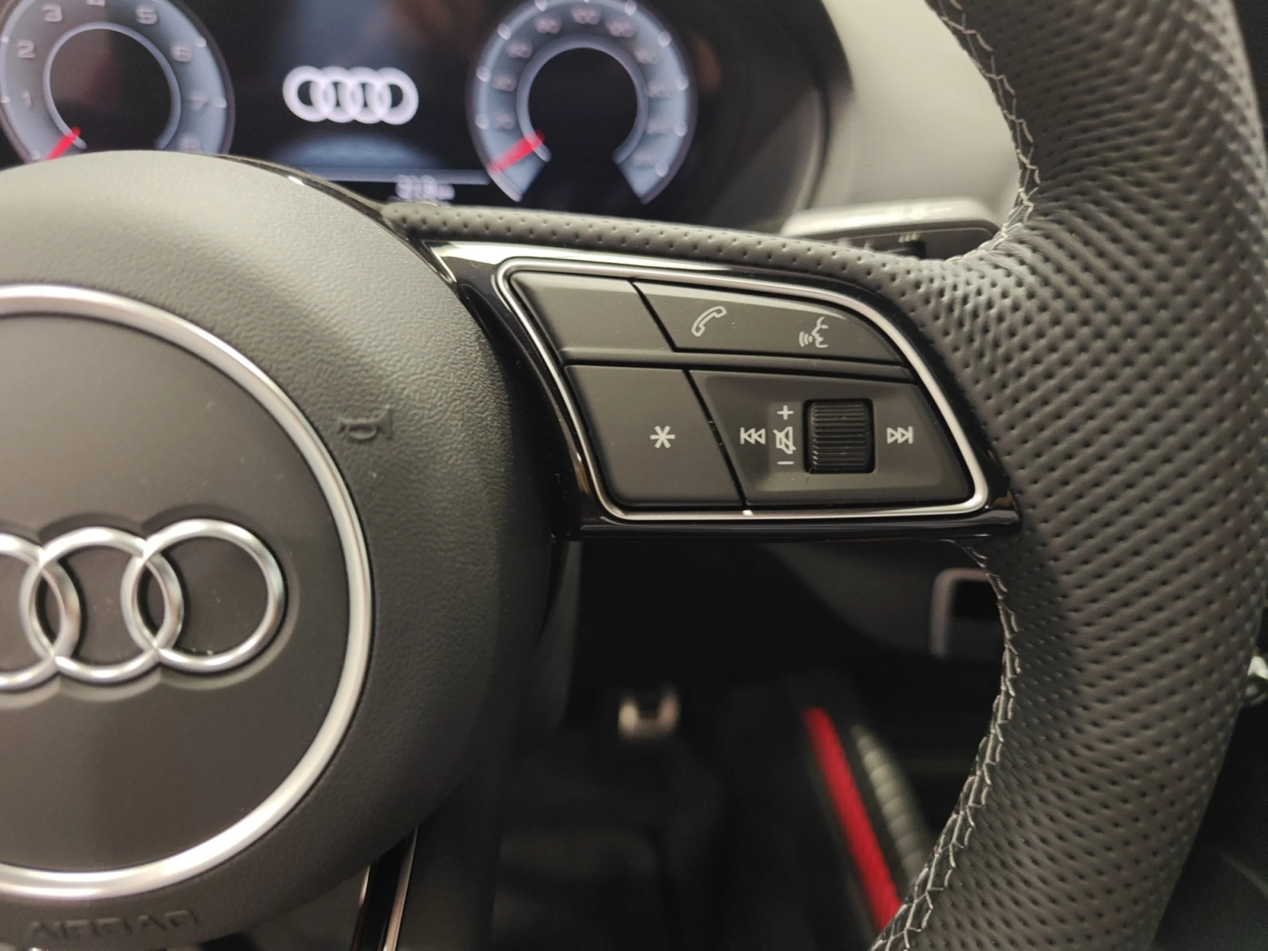 AUDI Q2 ADRENALIN 35 TFSI 110KW (150CV) - Foto 10