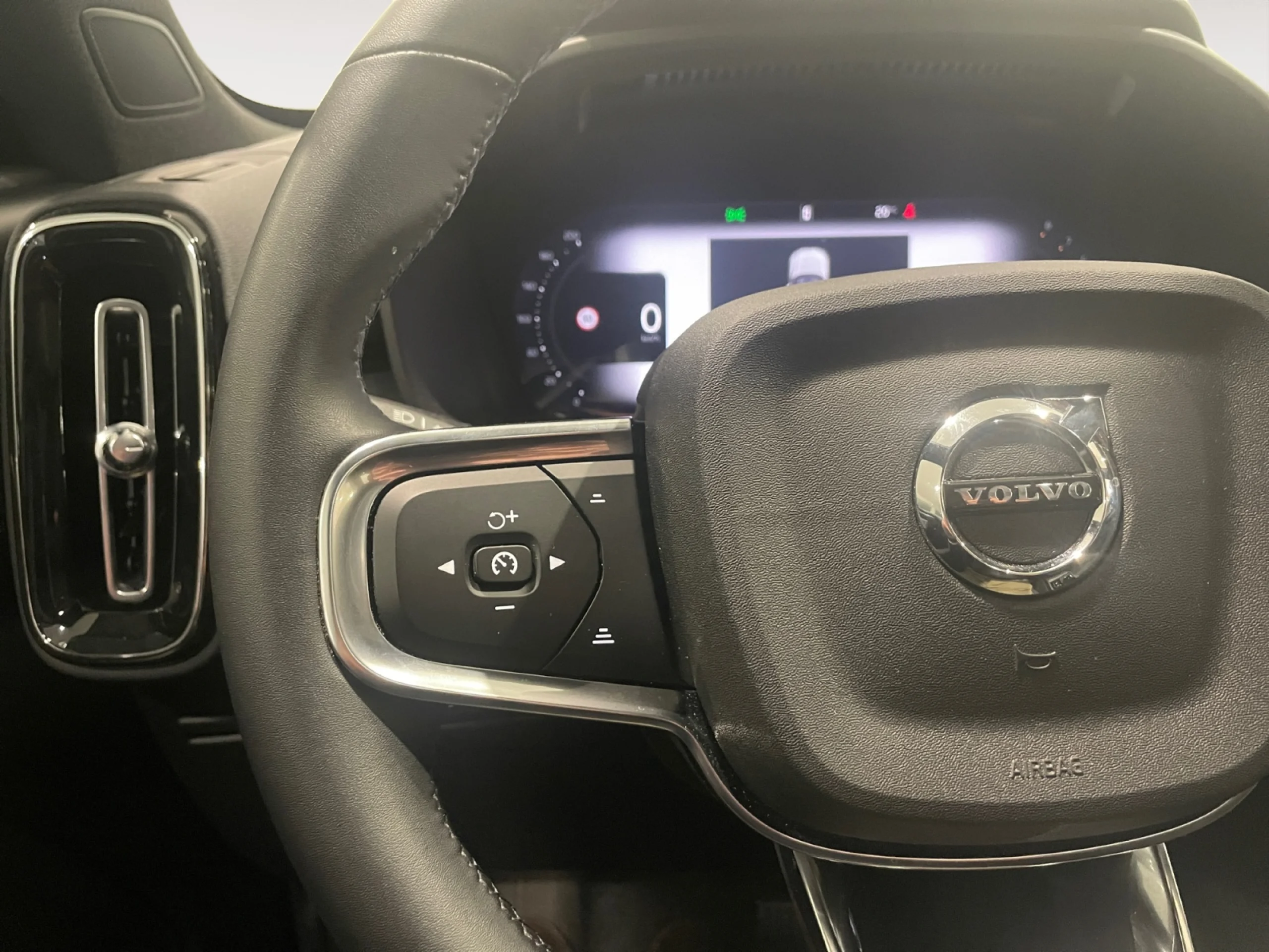 VOLVO XC40 2.0 B3 G PLUS DARK AUTO - Foto 13