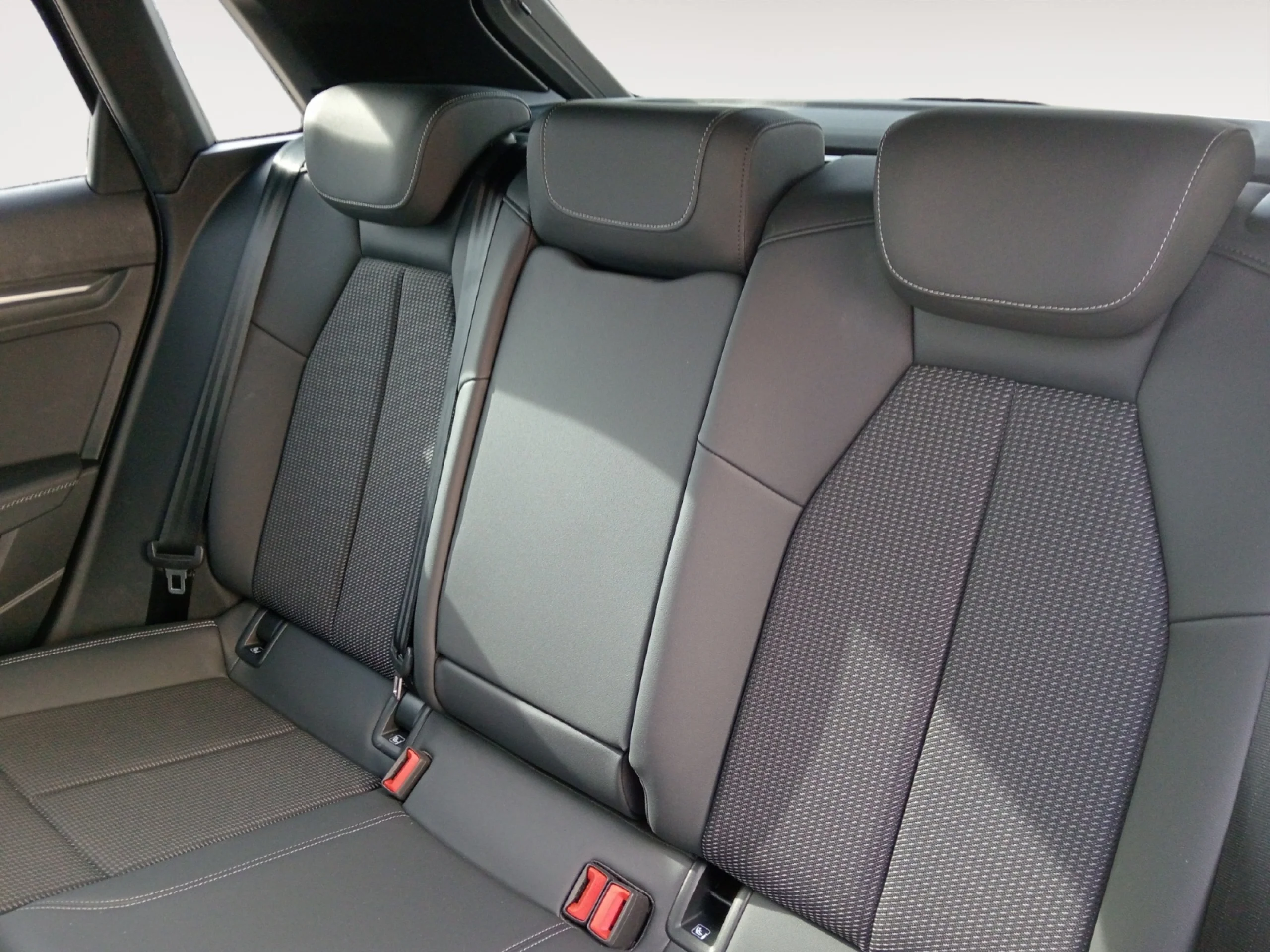 AUDI A3 SPORTBACK BLACK LINE 35 TFSI 110KW S TRO - Foto 6