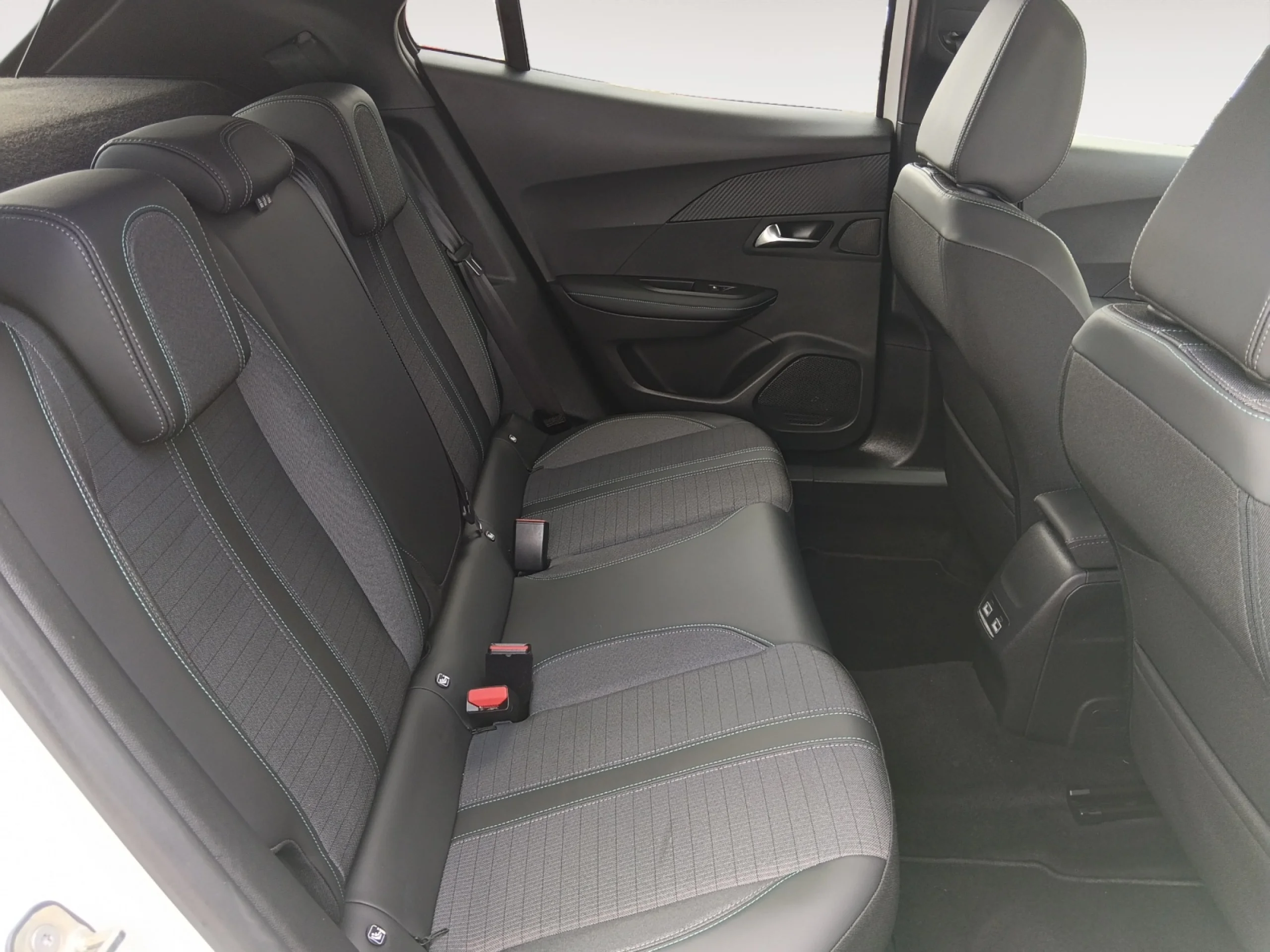 PEUGEOT 2008 ALLURE BLUEHDI 81KW (110CV) - Foto 6