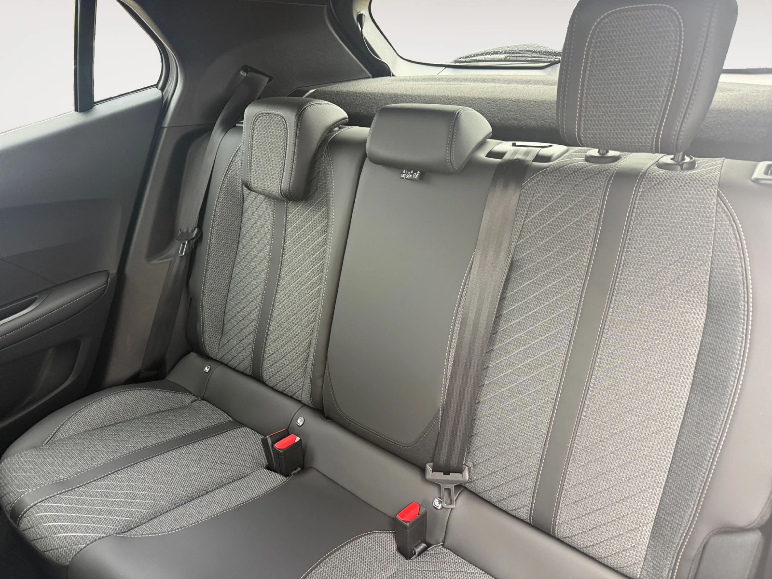 PEUGEOT 2008 N2008 ALLURE HYBRID 145 EDCS6 - Foto 6