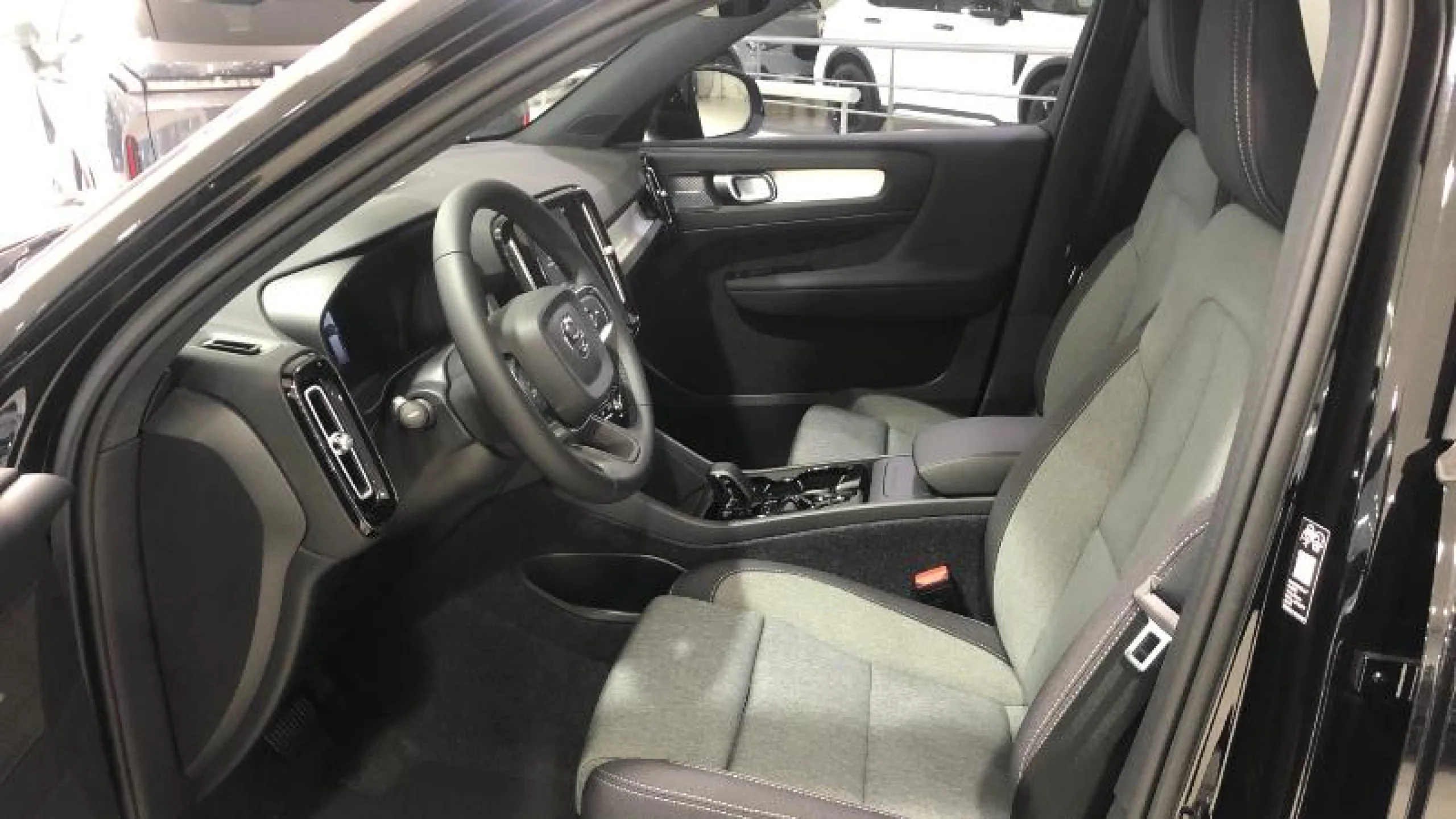 VOLVO XC40 2.0 B3 G BLACK EDITION PLUS AUTO - Foto 4
