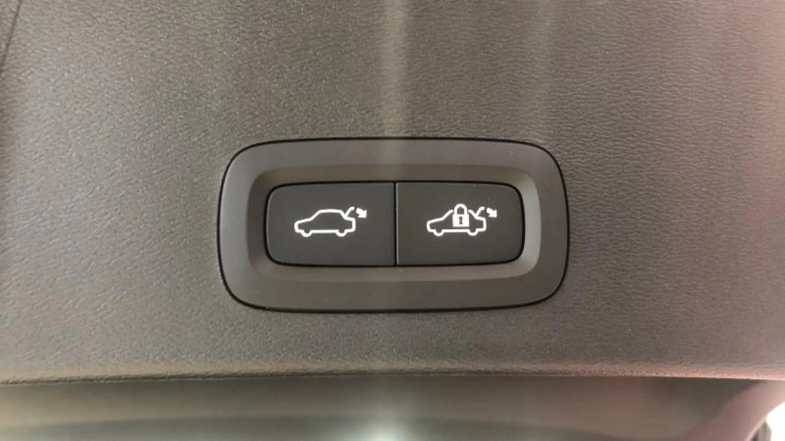 VOLVO XC40 2.0 B3 G BLACK EDITION PLUS AUTO - Foto 16