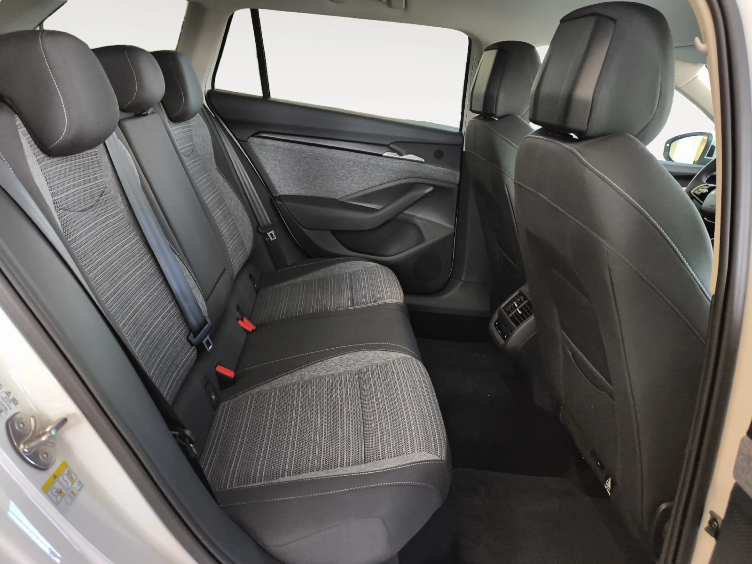 SKODA Superb COMBI 2.0 TDI 110KW DSG SELECTION - Foto 6