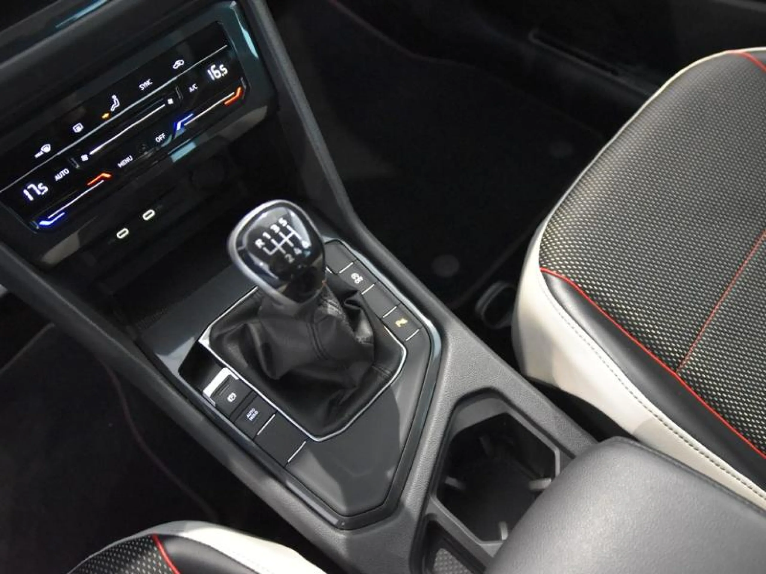 VOLKSWAGEN TIGUAN URBAN SPORT 2.0 TDI 110KW (150CV) - Foto 10