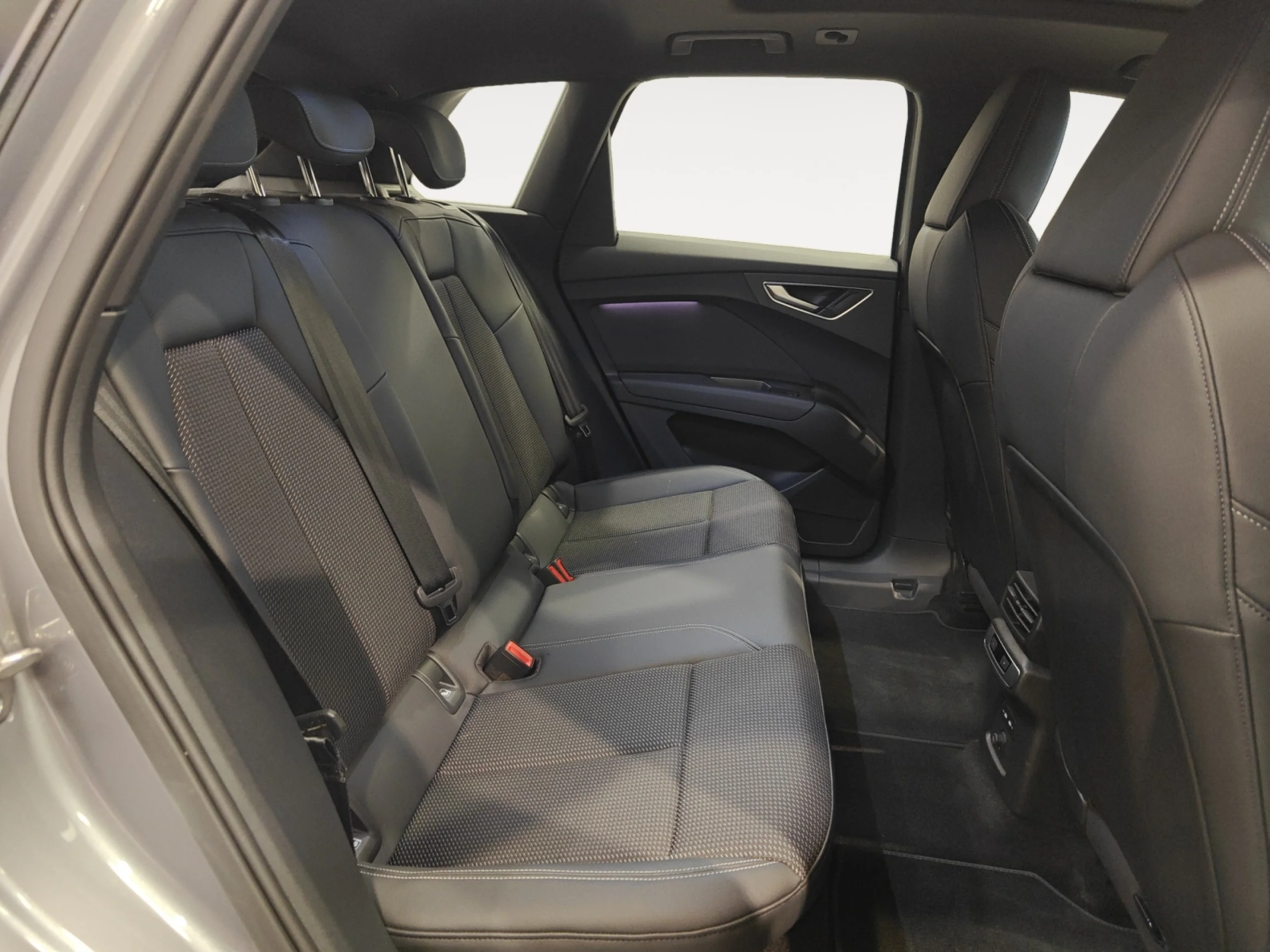 AUDI Q4 E TRON GENUINE EDITION 45 E TRON 210KW 82KWH - Foto 6