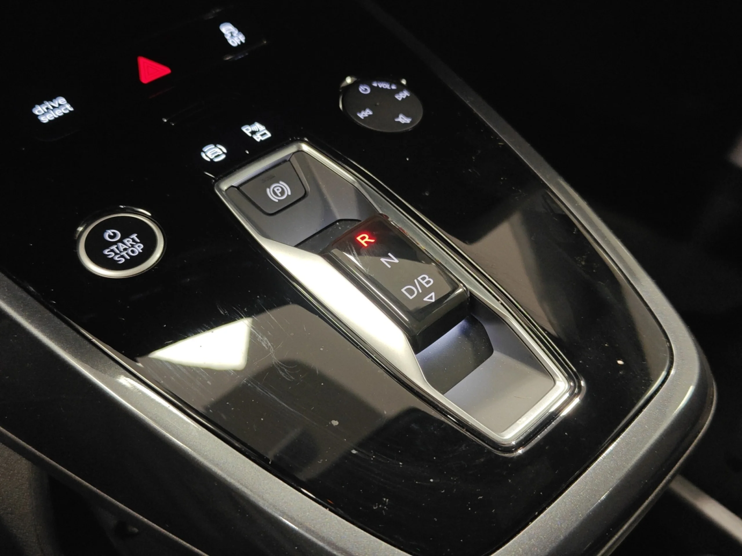 AUDI Q4 E TRON GENUINE EDITION 45 E TRON 210KW 82KWH - Foto 17