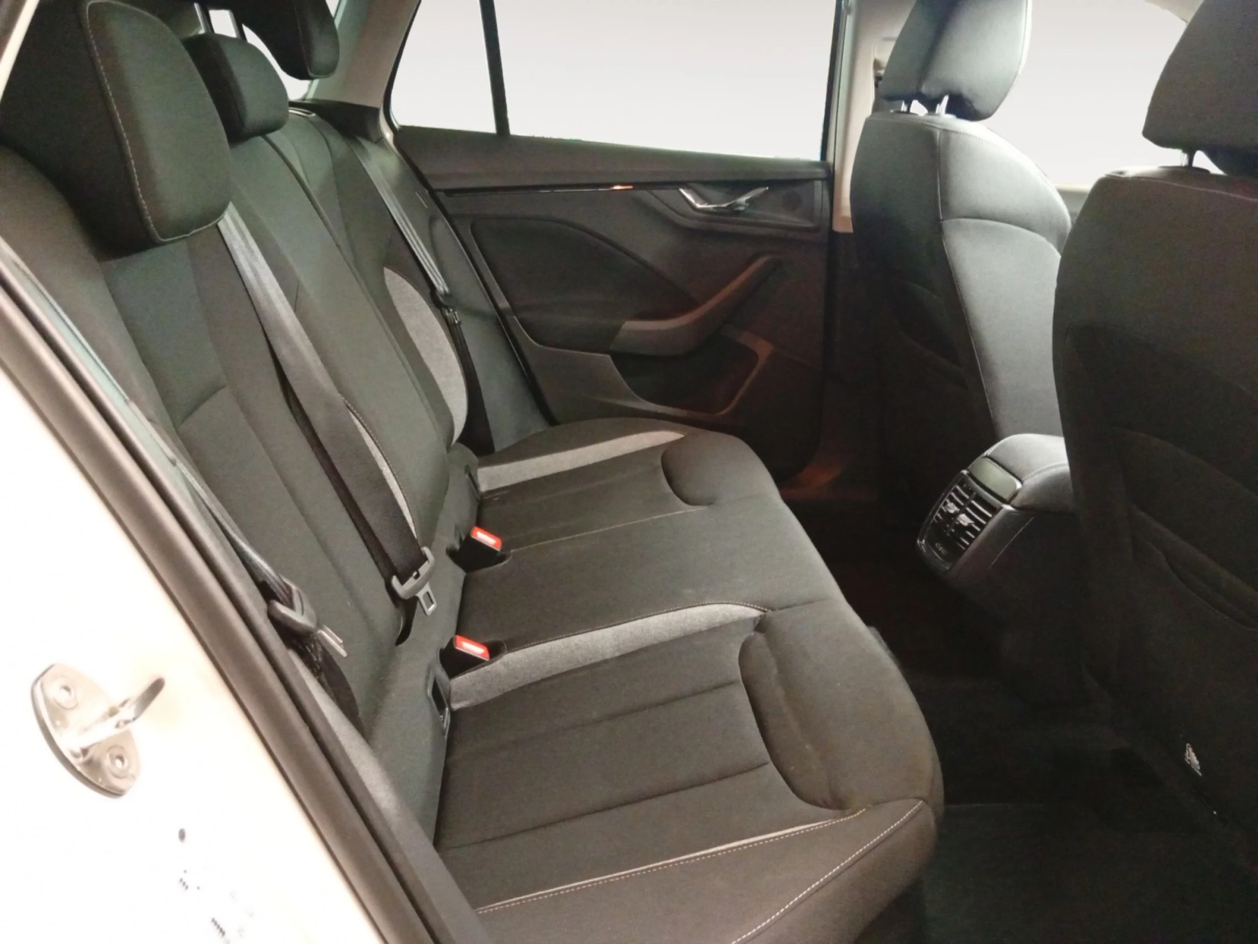 SKODA SCALA 1.5 TSI 110 KW (150 CV) DSG SELECTION - Foto 6