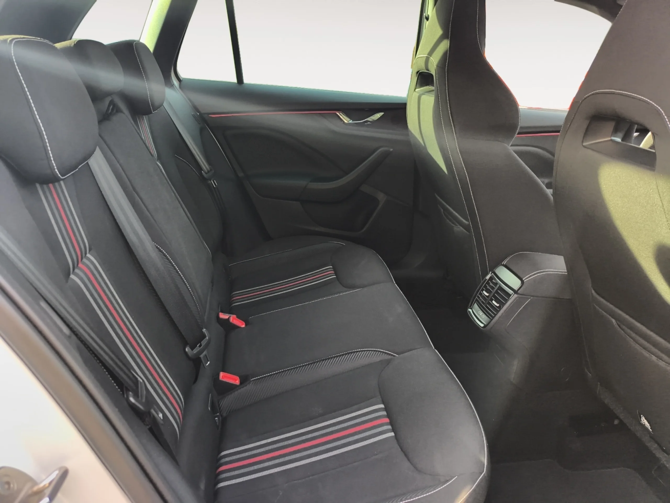 SKODA KAMIQ 1.0 TSI 85KW (115CV) DSG MONTE CARLO - Foto 4