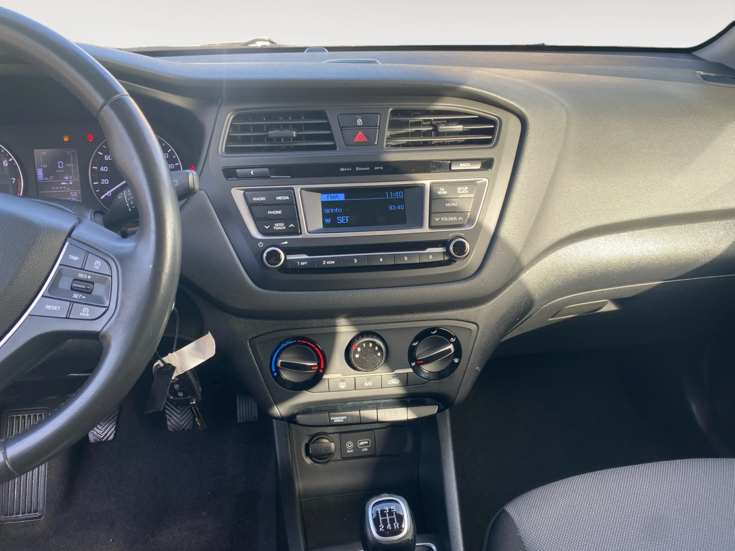 HYUNDAI I20 1.2 MPI 62KW (85CV) ESSENCE - Foto 9