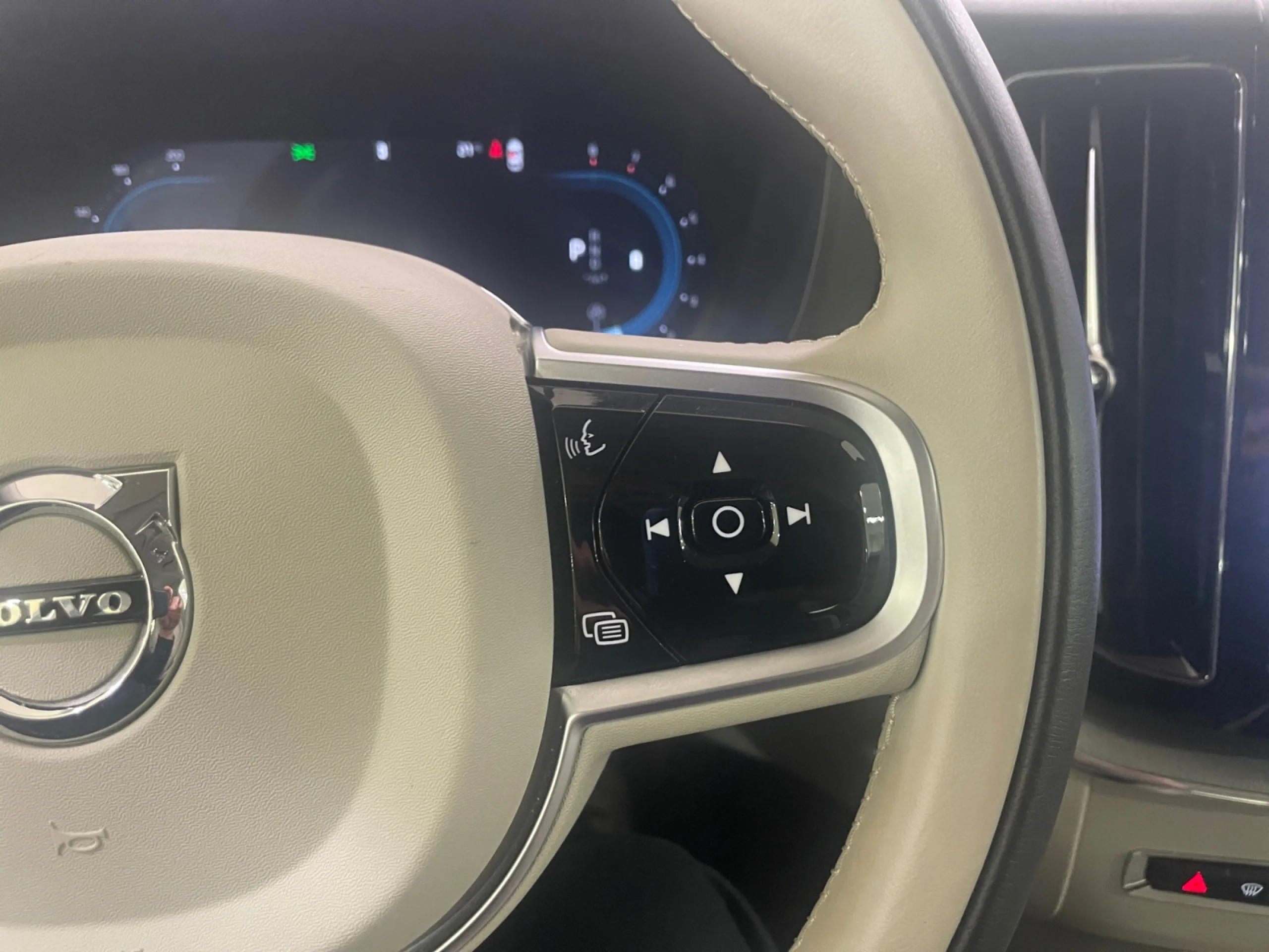 VOLVO XC60 2.0 B5 G AWD PLUS DARK AUTO - Foto 13