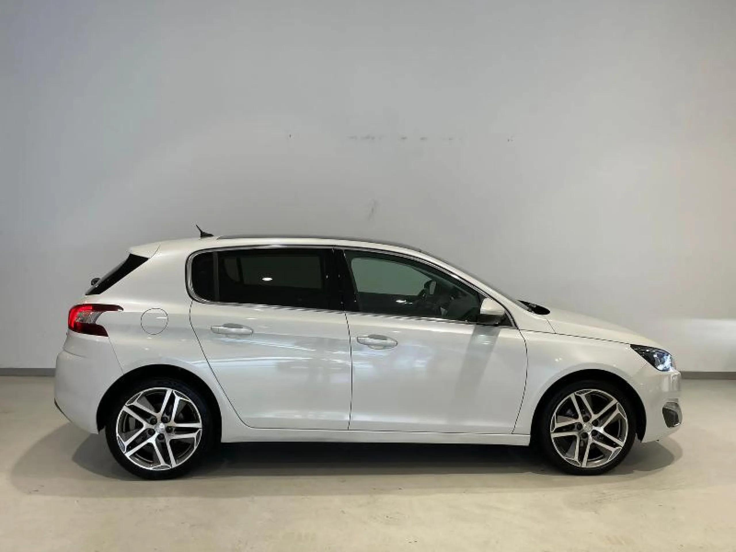 PEUGEOT 308 5P ALLURE 1.6 BLUEHDI 120 - Foto 3