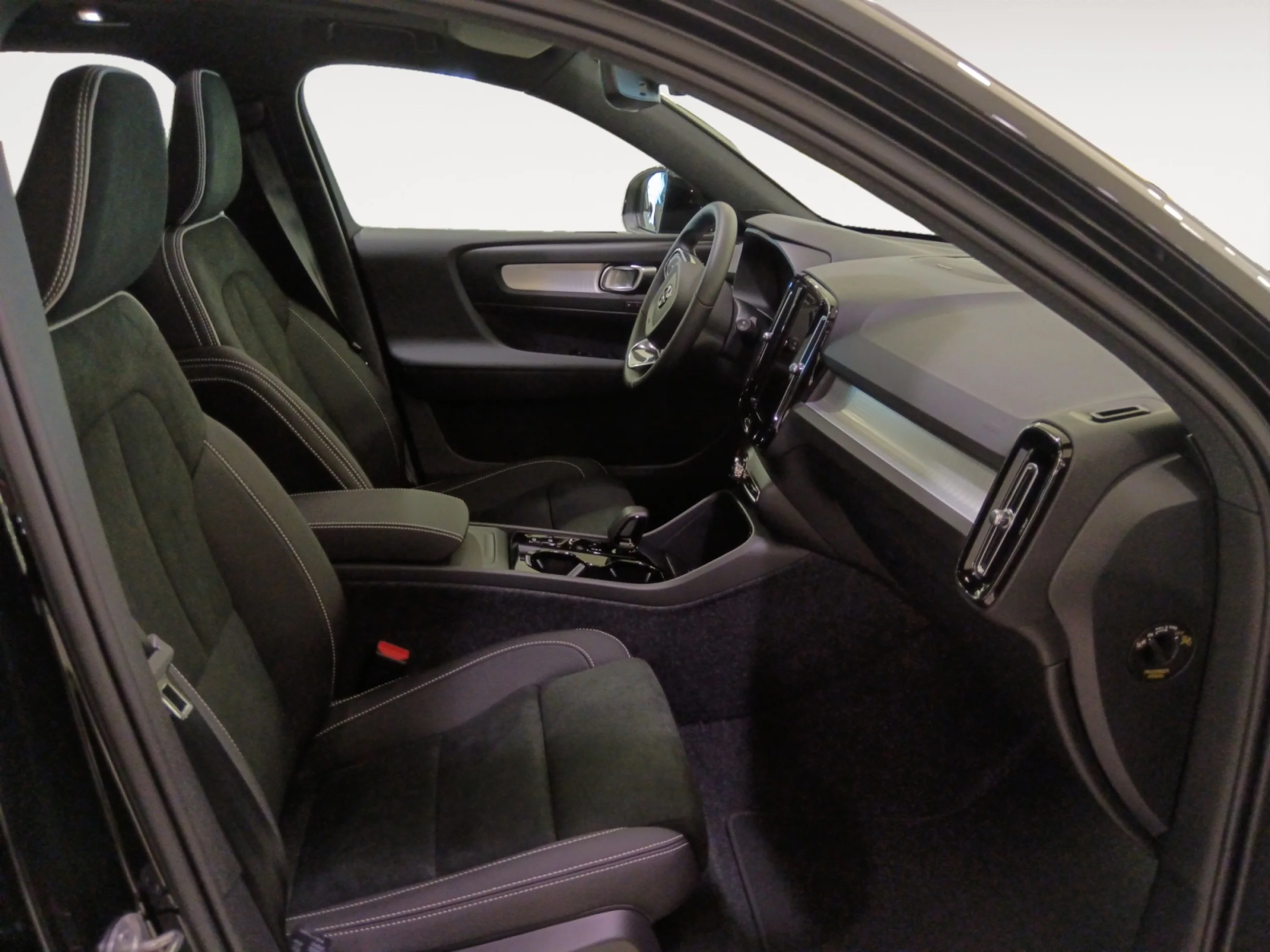 VOLVO XC40 2.0 B3 G BLACK EDITION PLUS AUTO - Foto 5