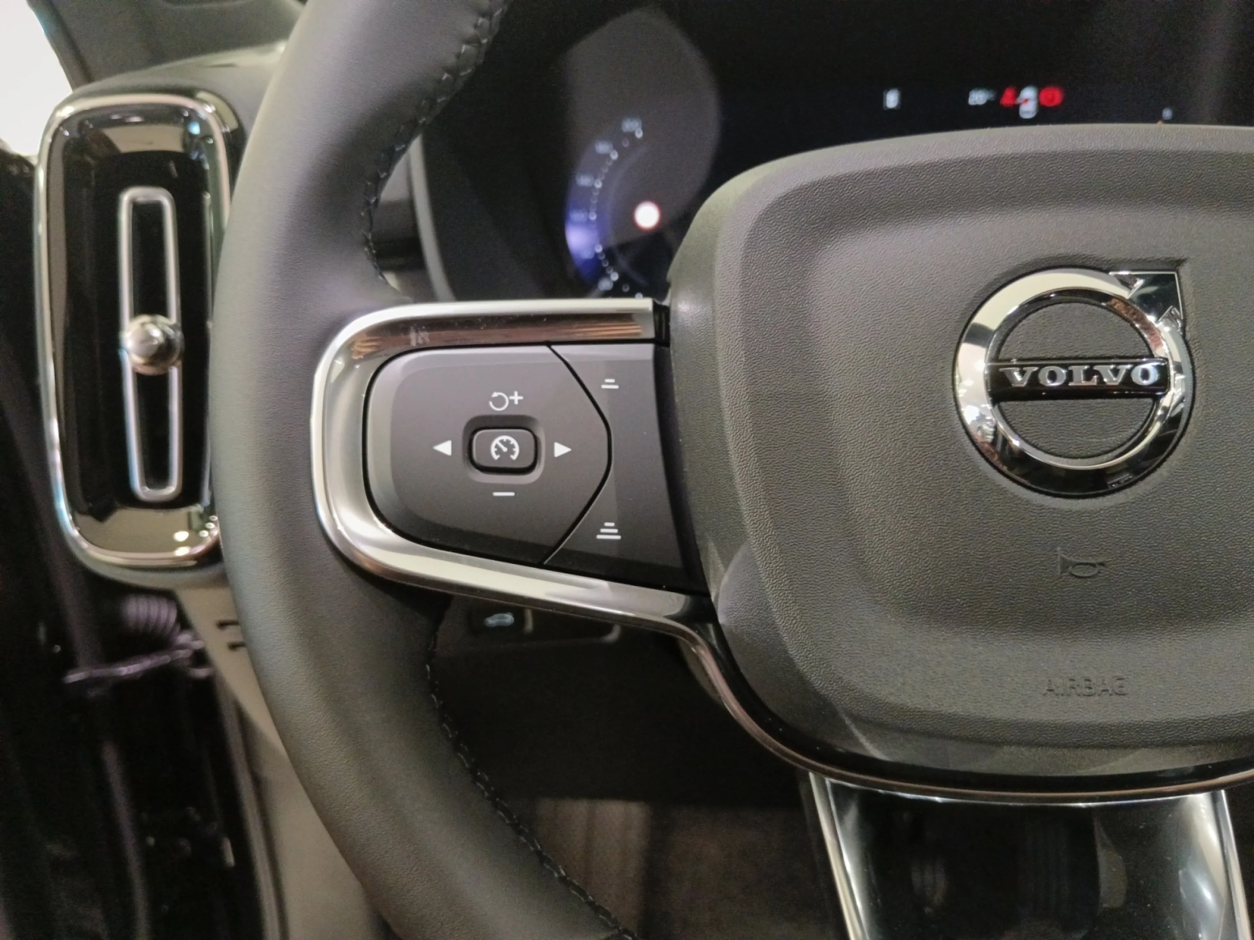 VOLVO XC40 2.0 B3 G BLACK EDITION PLUS AUTO - Foto 15