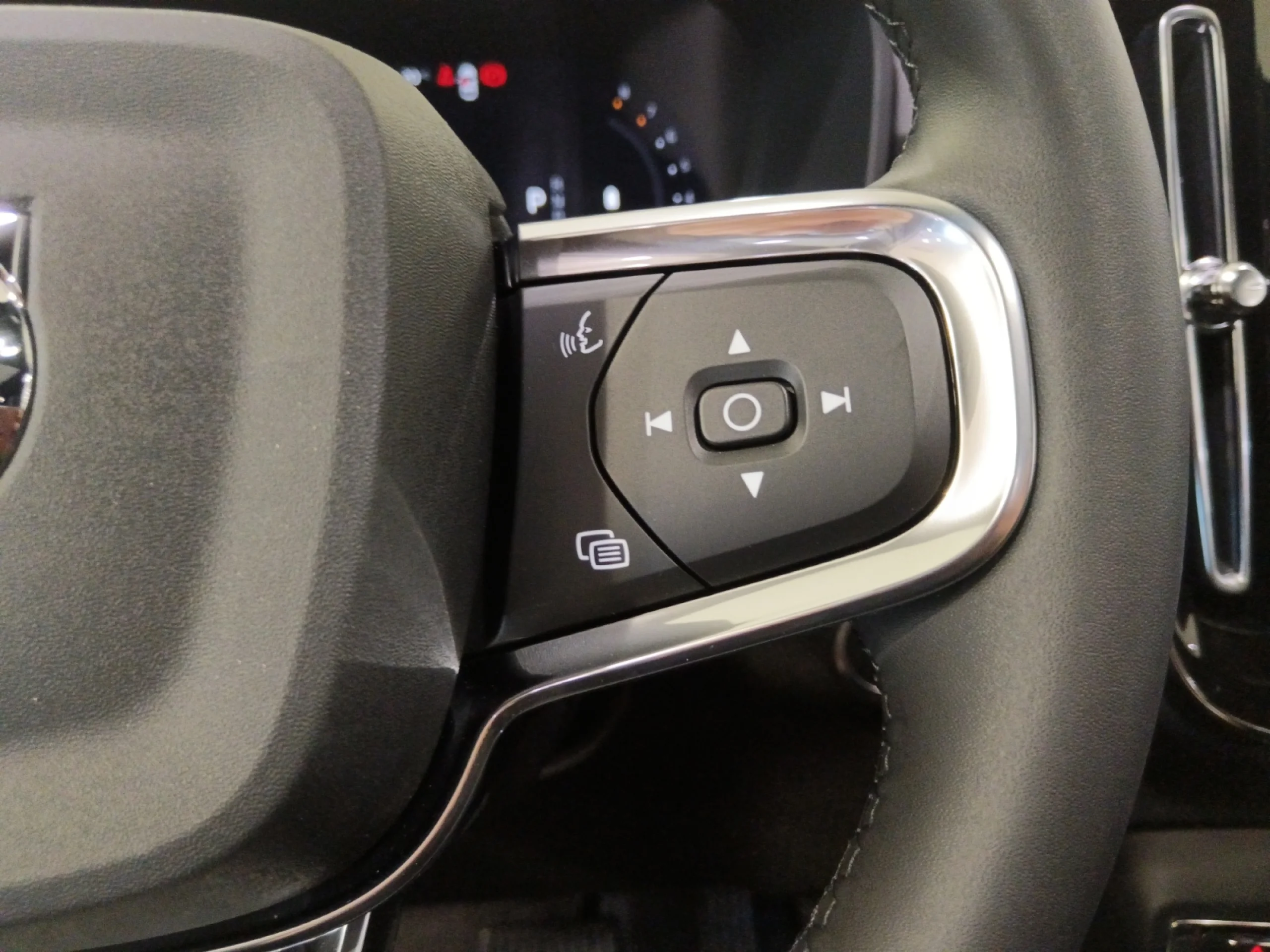 VOLVO XC40 2.0 B3 G BLACK EDITION PLUS AUTO - Foto 16