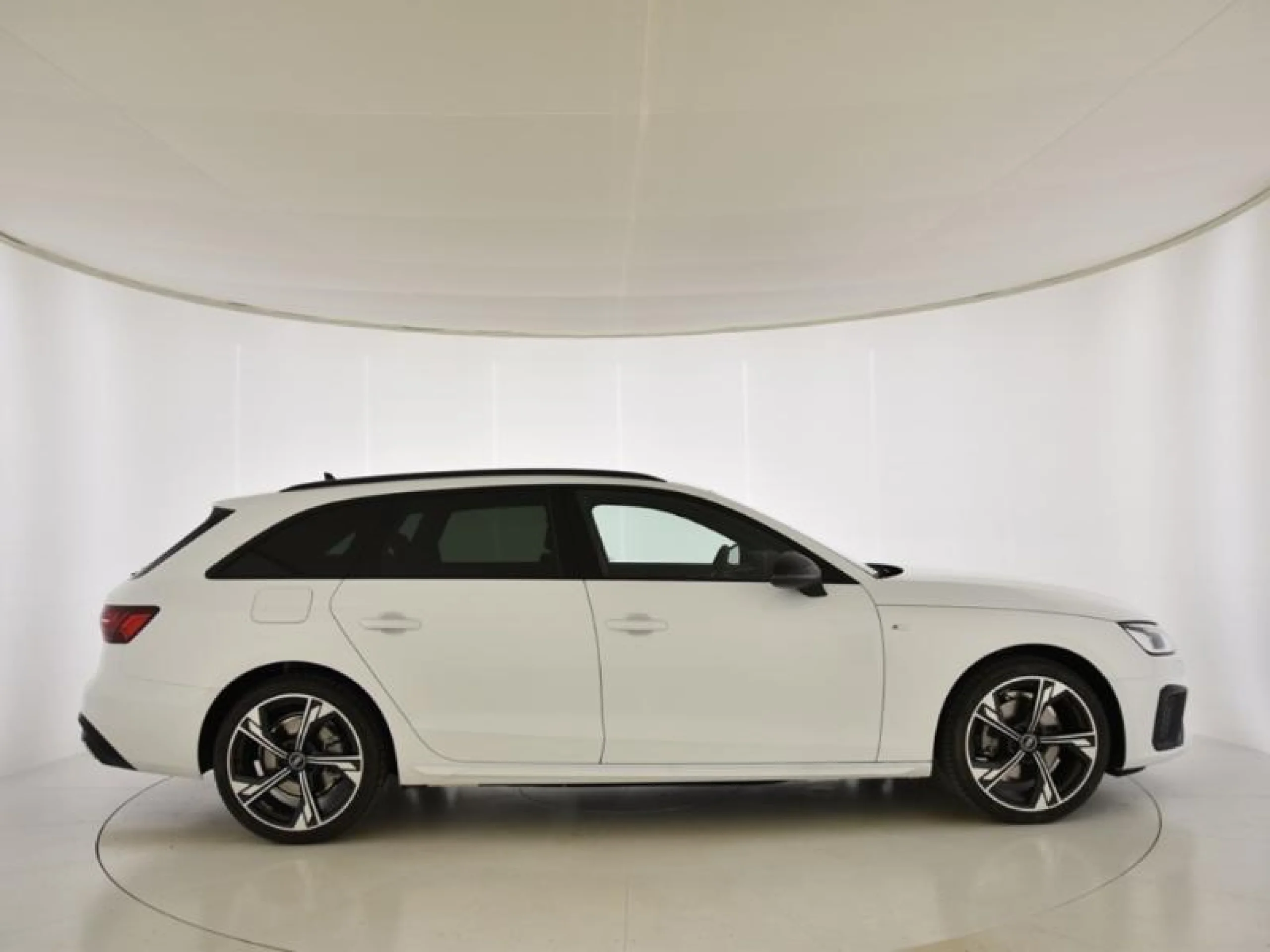 AUDI A4 AVANT BLACK LINE 35 TDI 120KW S TRONIC - Foto 3