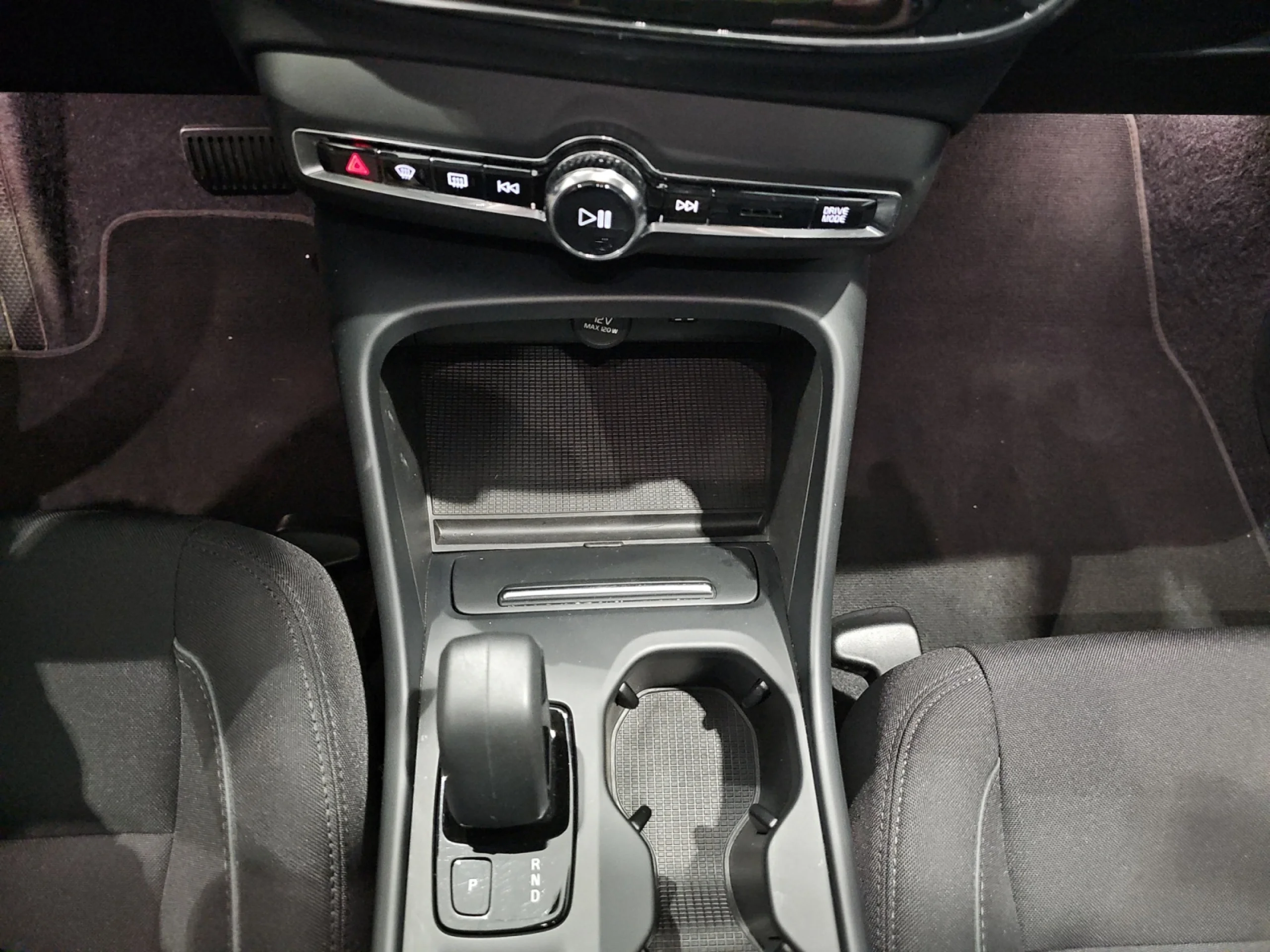 VOLVO XC40 1.5 T3 MOMENTUM PRO AUTO - Foto 11