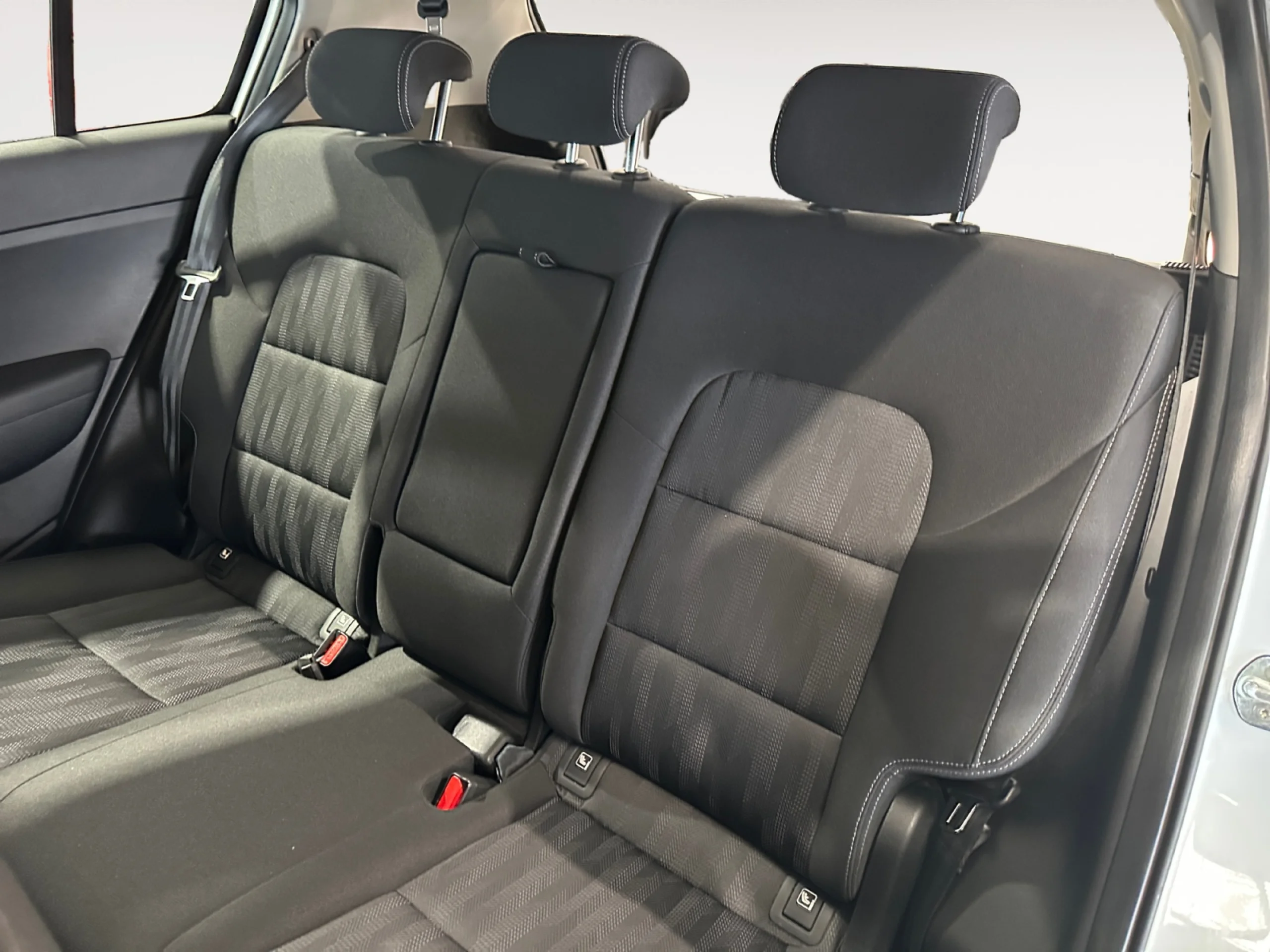 KIA SPORTAGE 1.6 MHEV BUSINESS 100KW (136CV) 4X4 - Foto 6