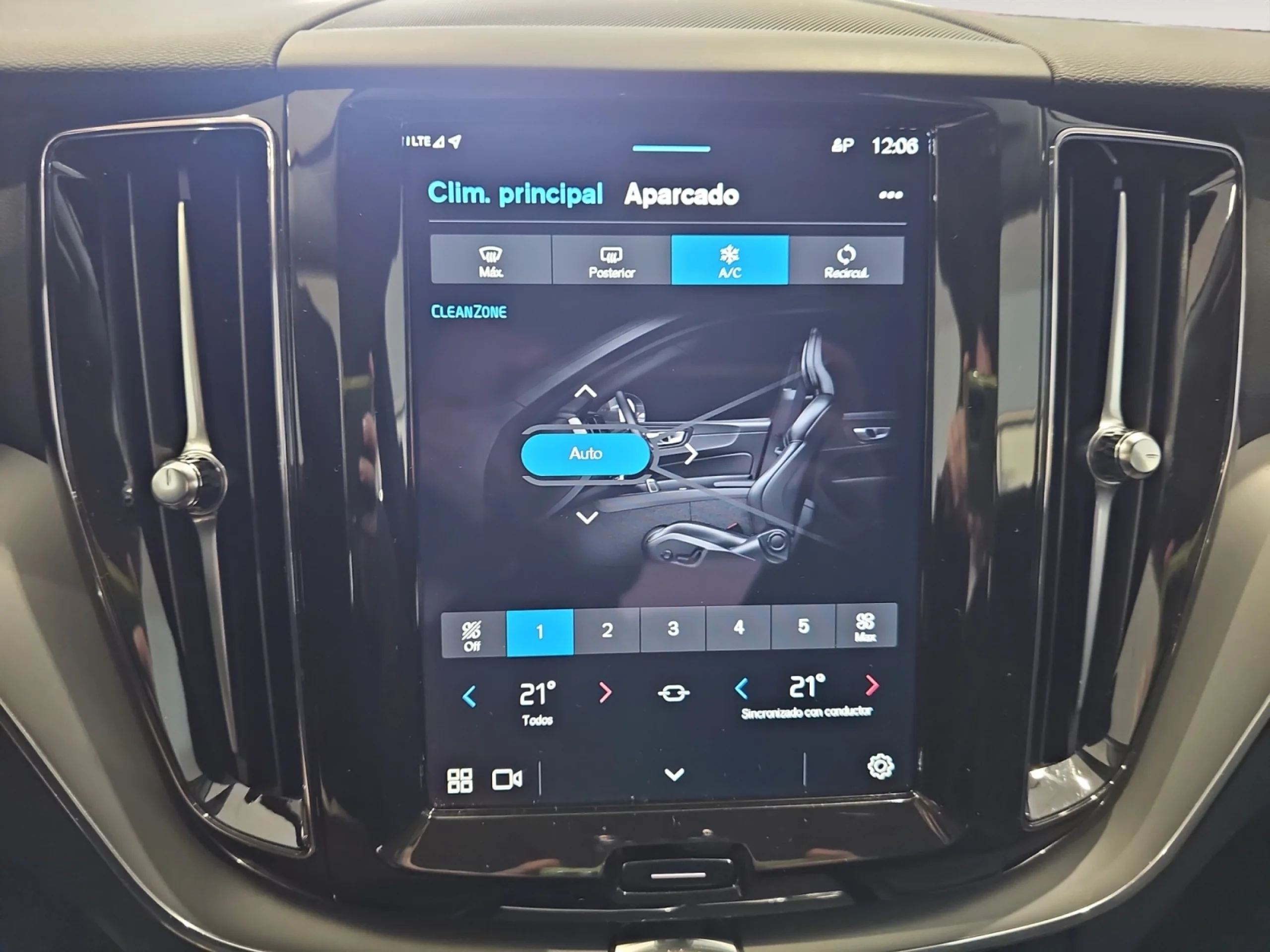 VOLVO XC60 2.0 B4 D CORE AUTO - Foto 14