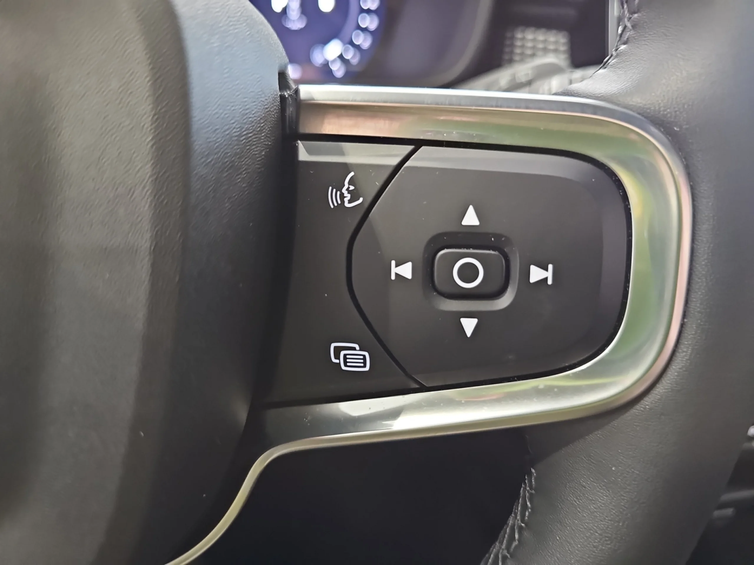 VOLVO XC40 2.0 B3 G PLUS DARK AUTO - Foto 13