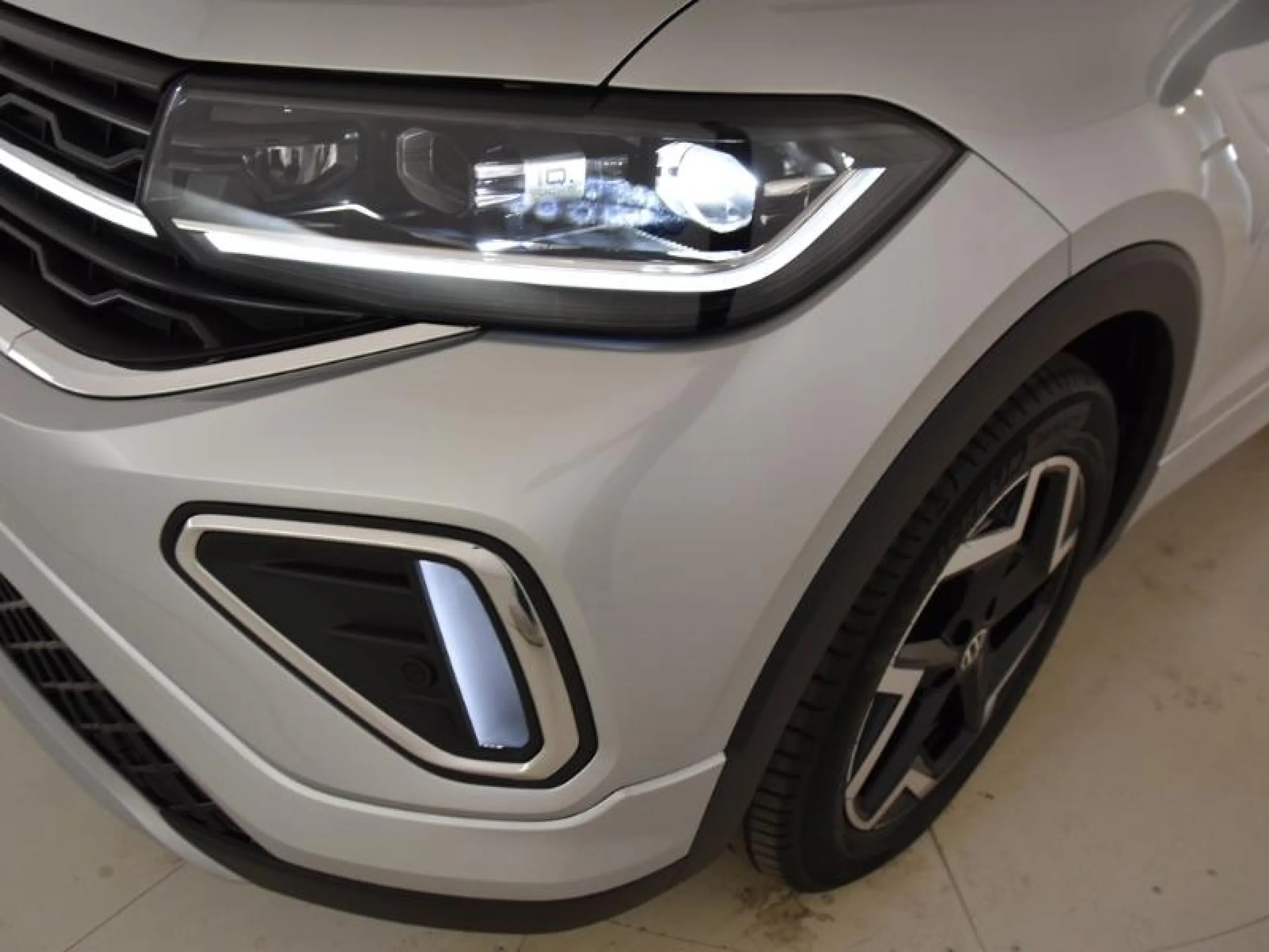 VOLKSWAGEN T CROSS T CROSS R LINE 1.0 TSI 85 KW (115 CV)  AUTOM TICO DSG 7 VEL. - Foto 17