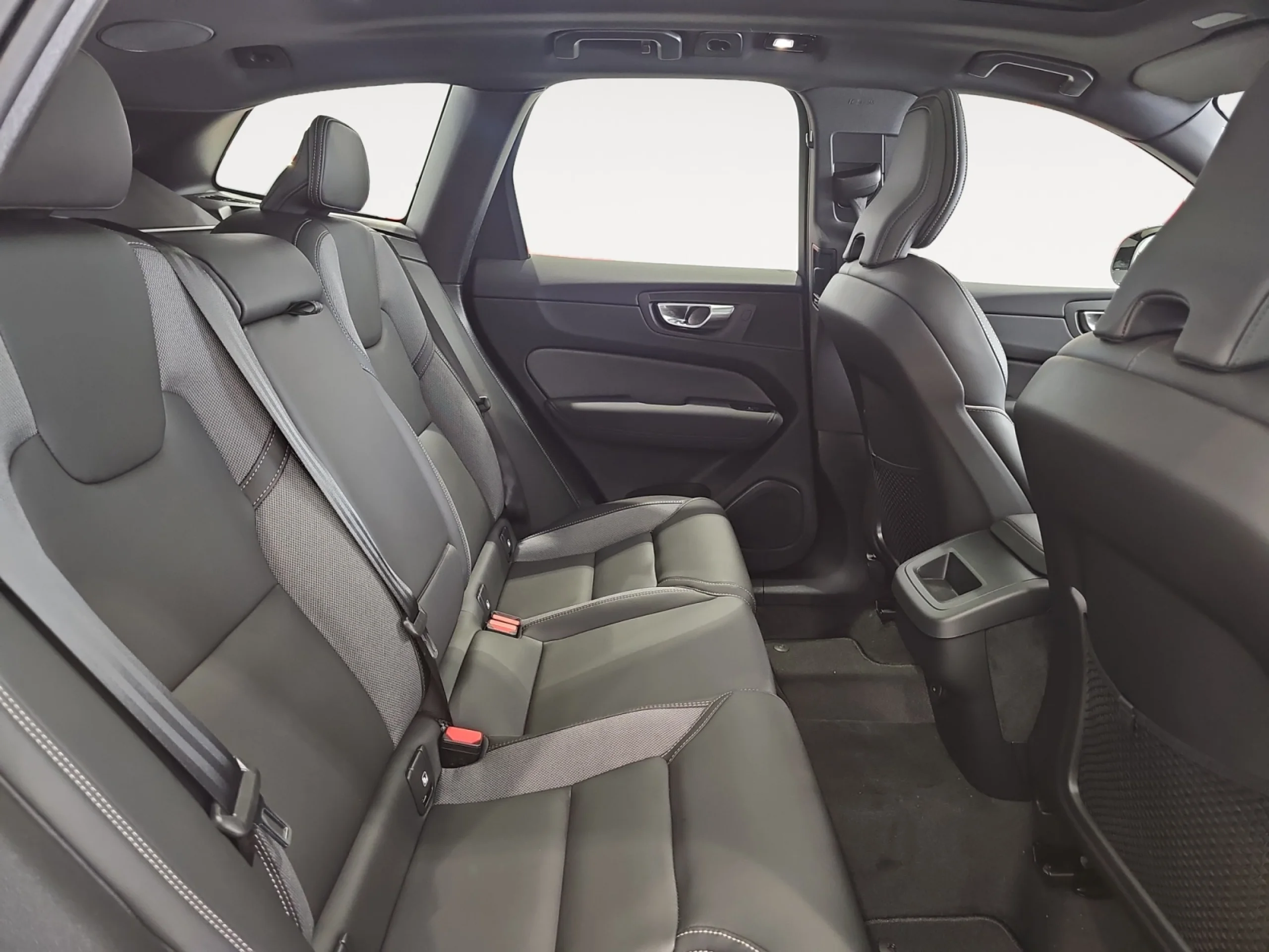 VOLVO XC60 2.0 B5 G MHEV BLACK ED PLUS DARK AT AWD - Foto 6