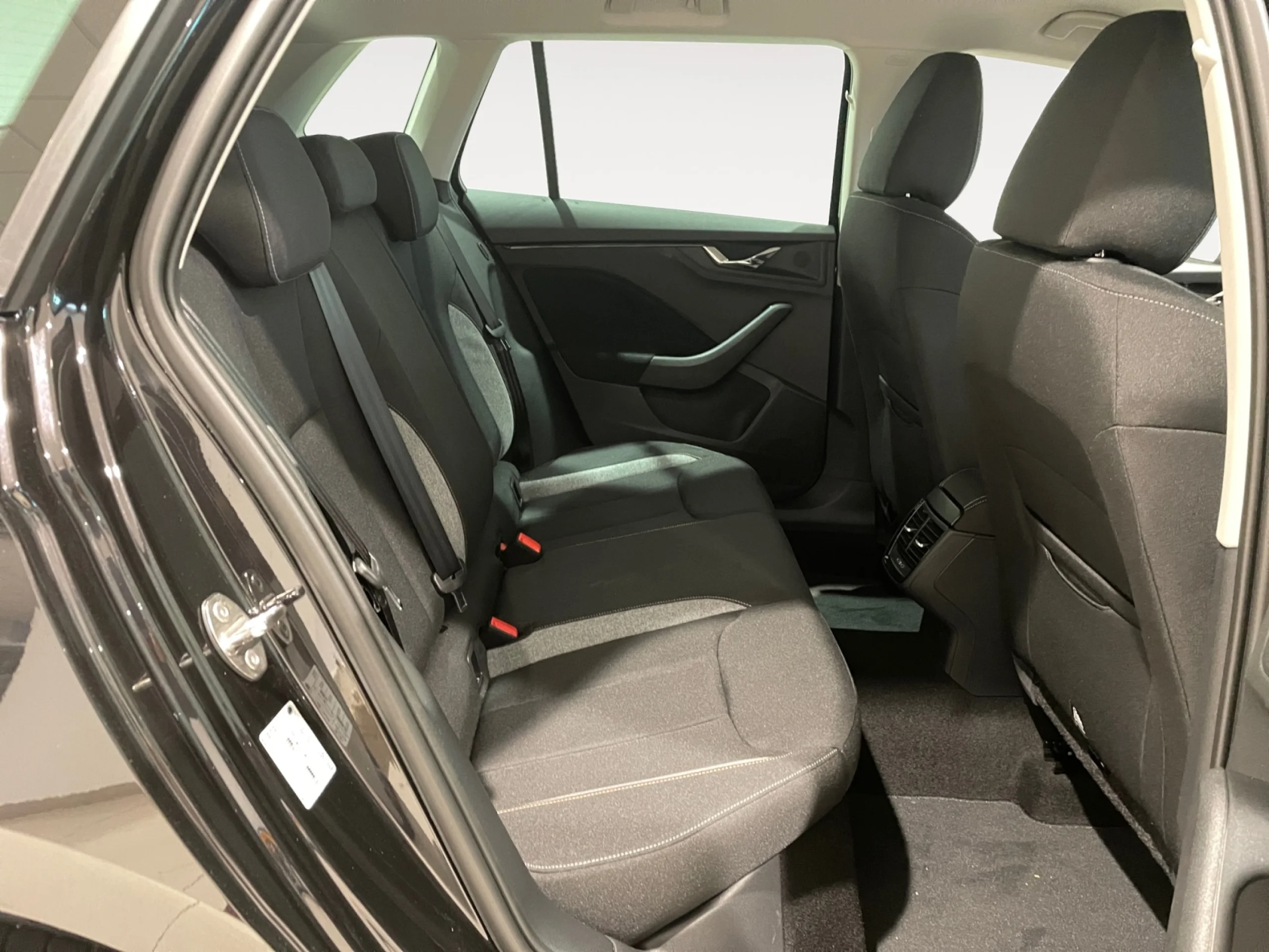 SKODA KAMIQ 1.0 TSI 85KW (115CV) DSG SELECTION - Foto 6