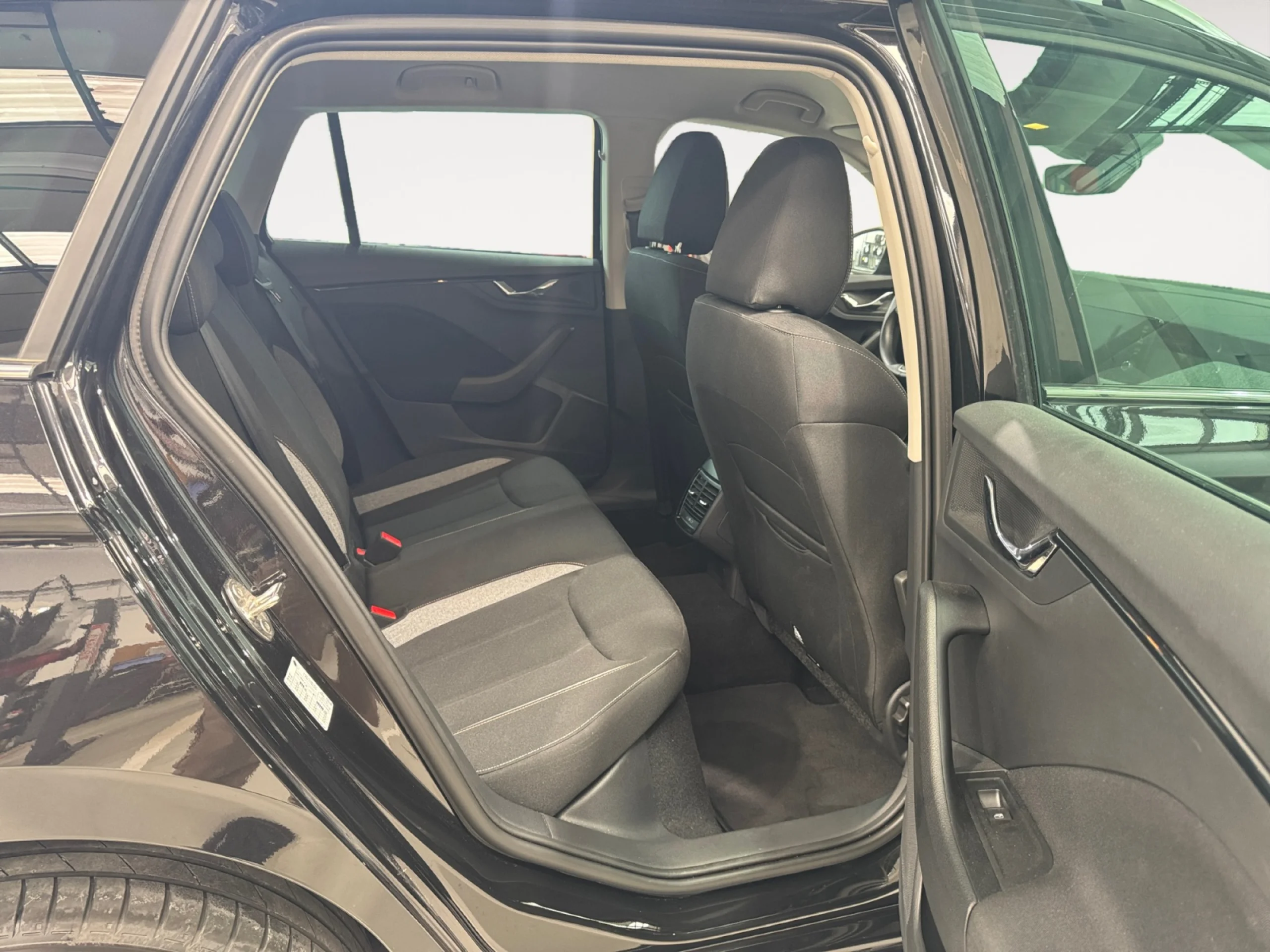 SKODA KAMIQ 1.0 TSI 85KW (115CV) DSG SELECTION - Foto 6
