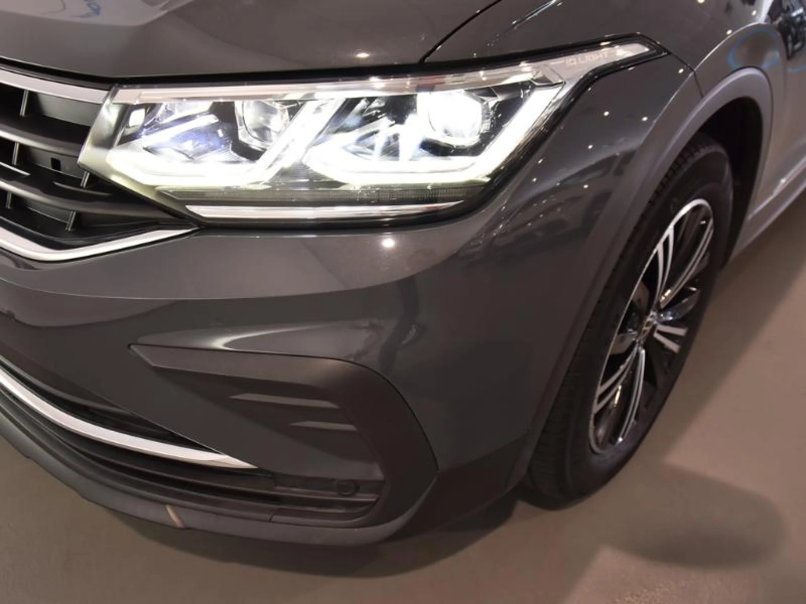 VOLKSWAGEN TIGUAN LIFE 2.0 TDI 90KW (122CV) - Foto 19