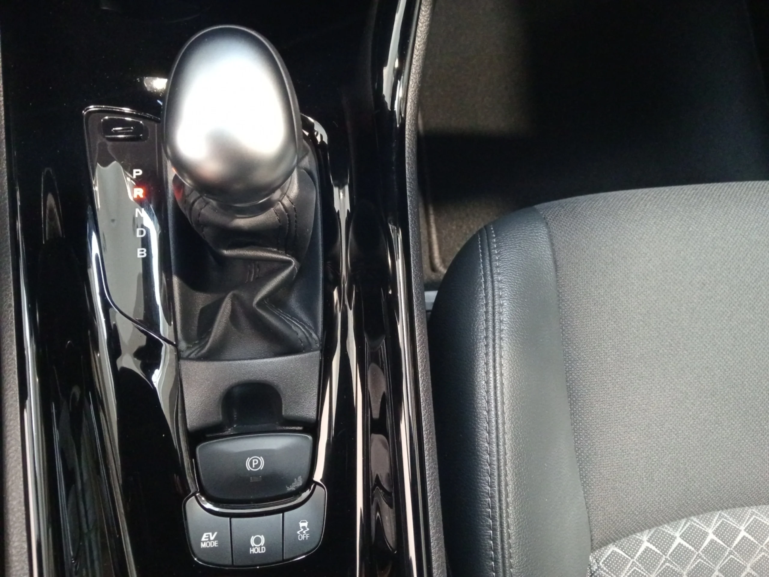 TOYOTA C HR 1.8 125H ADVANCE - Foto 14