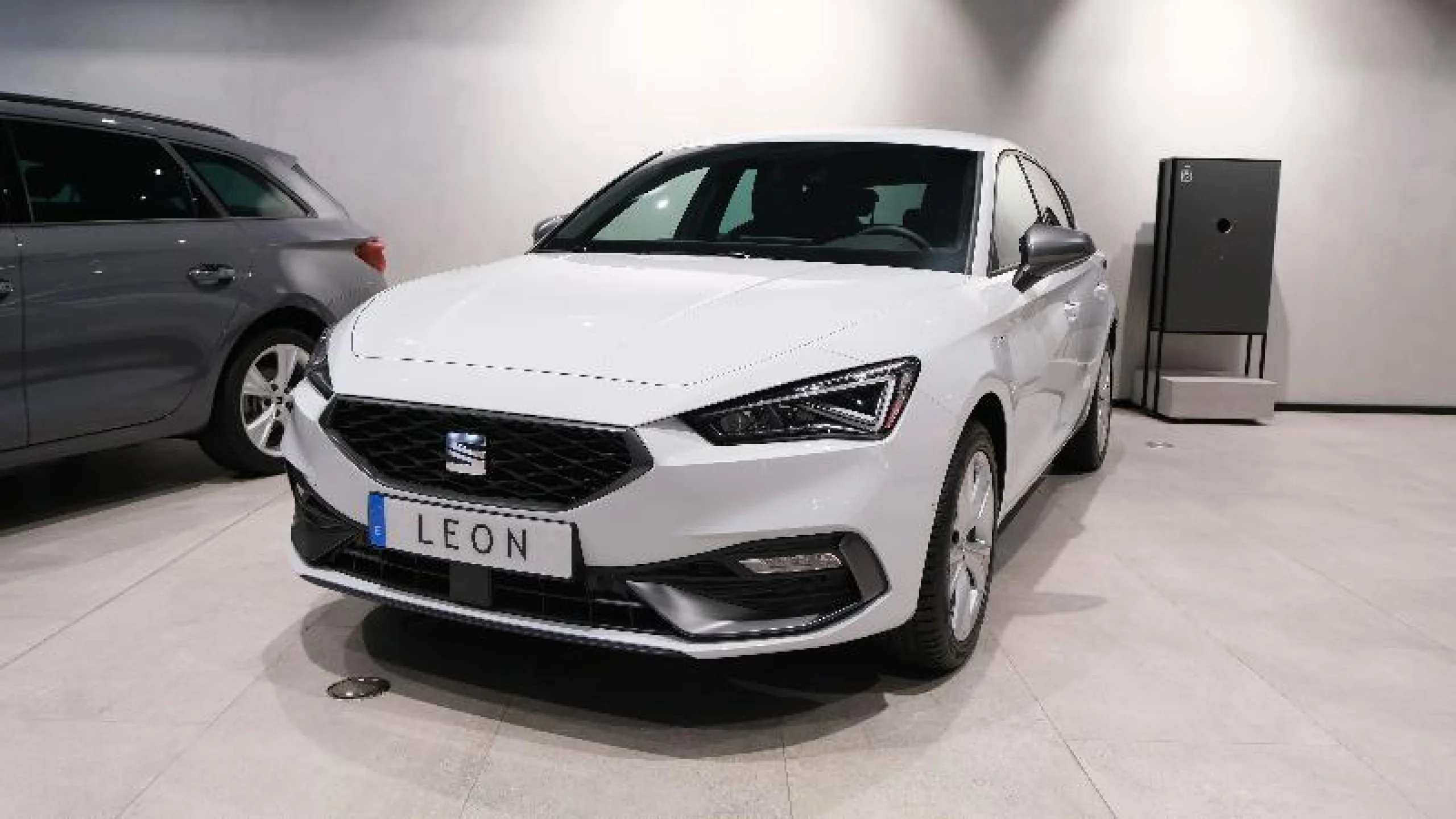 SEAT NUEVO LEON 1.4 E HYBRID DSG 6 S&S FR XL - Foto 3