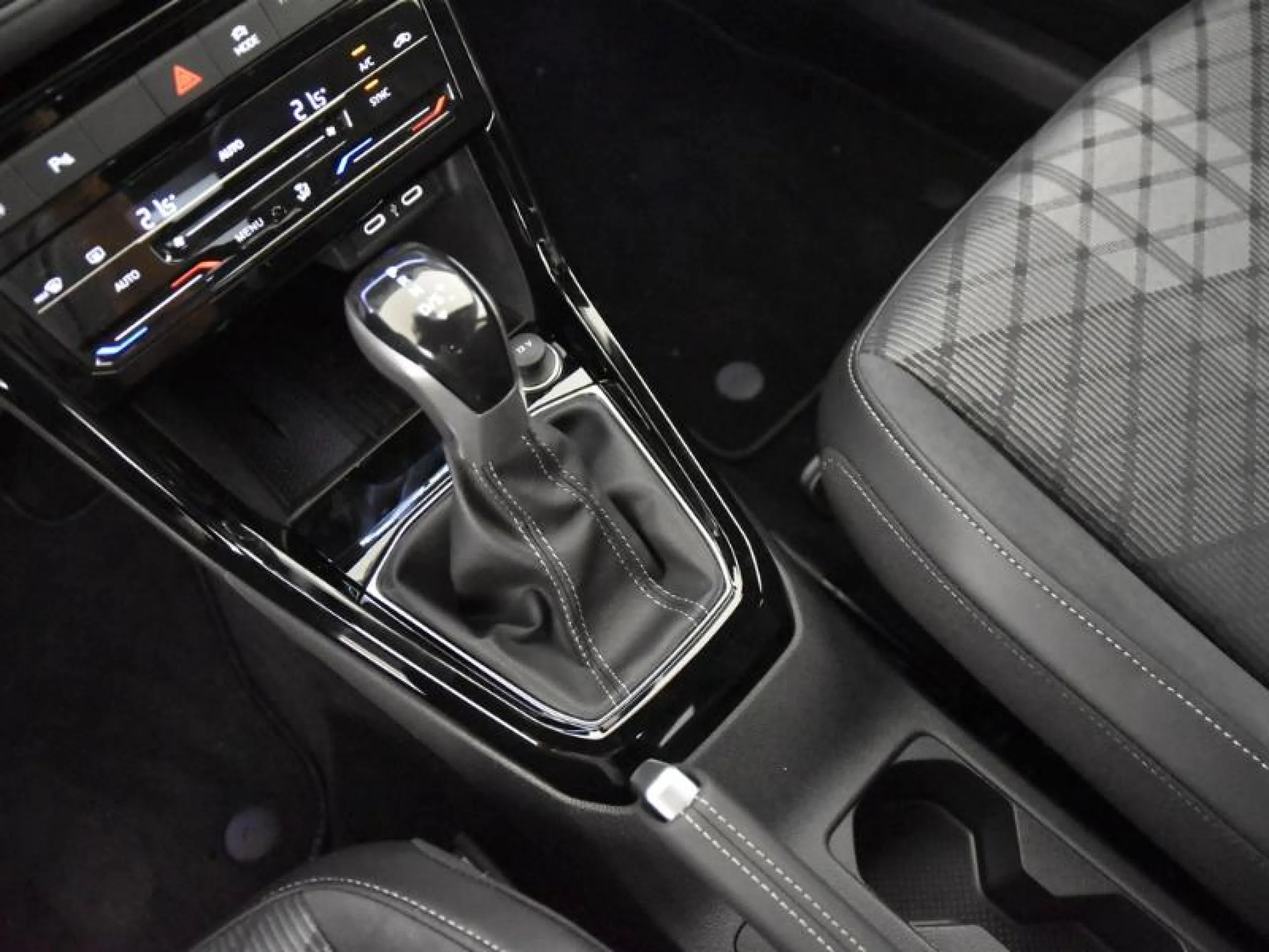 VOLKSWAGEN T CROSS T CROSS R LINE 1.0 TSI 85 KW (115 CV)  AUTOM TICO DSG 7 VEL. - Foto 10