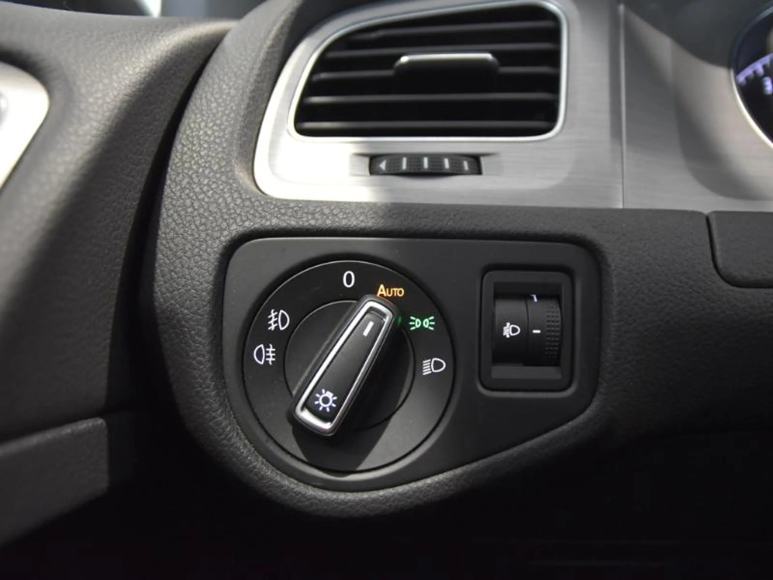 VOLKSWAGEN GOLF ADVANCE 1.4 TSI 125CV BMT - Foto 17