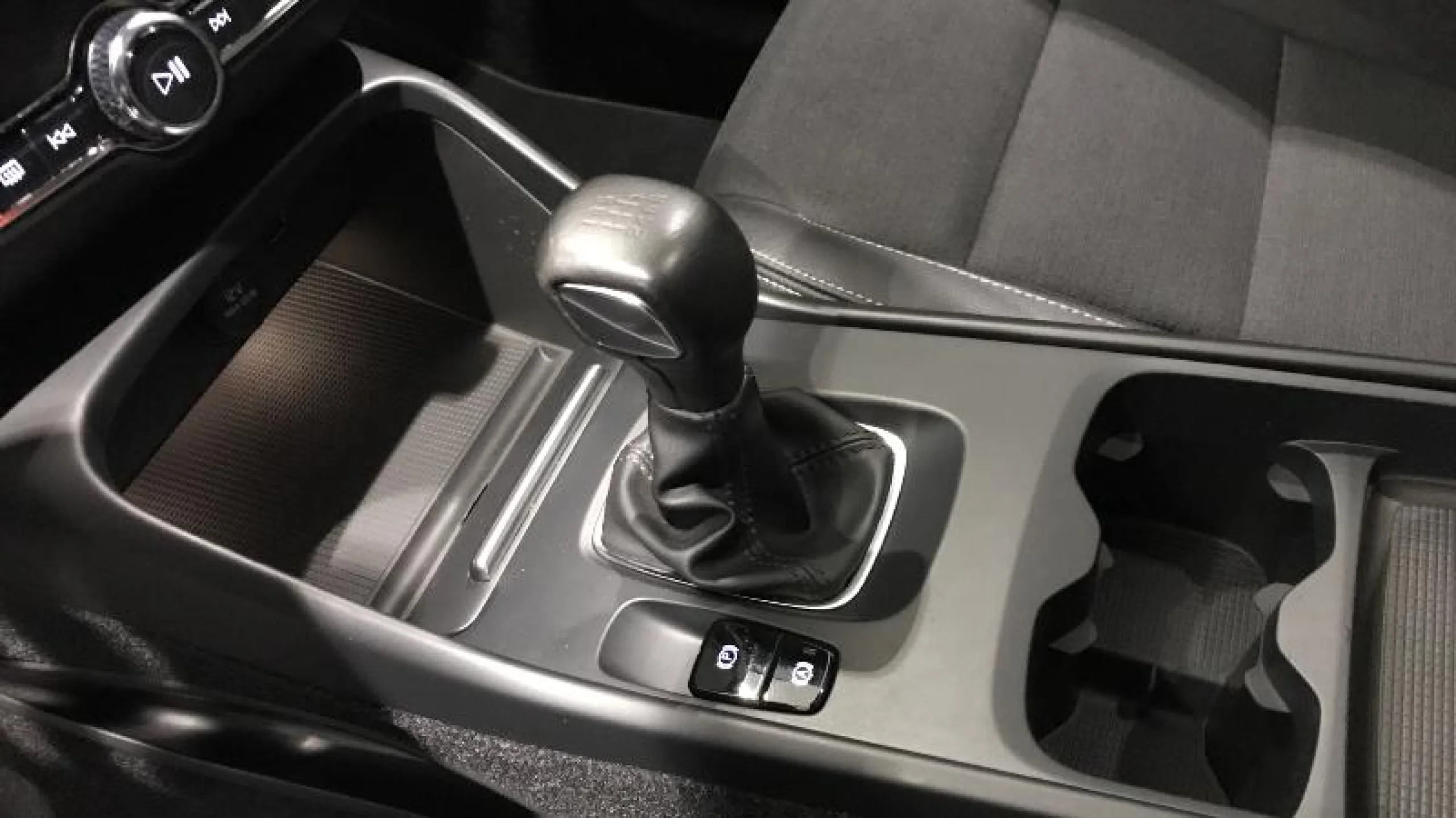 VOLVO XC40 1.5 T3 MOMENTUM - Foto 17