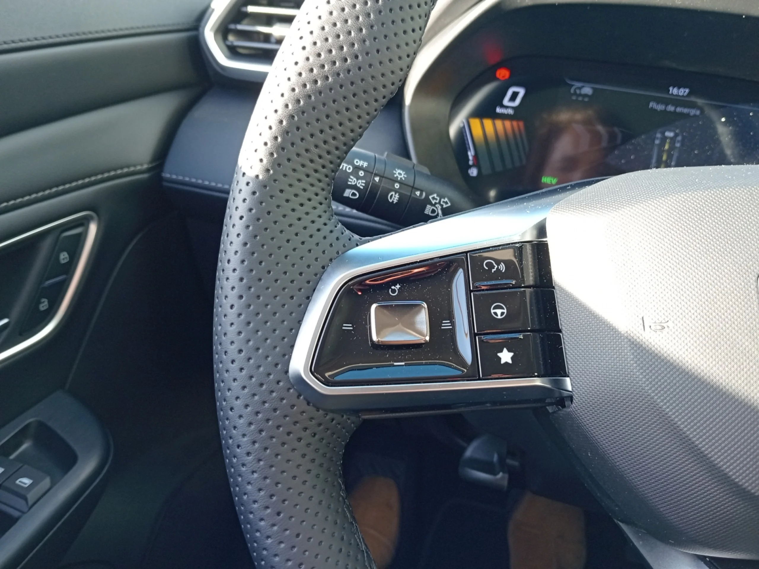MG MGZS MG ZS32 1.5L HEV 2KWH AT 2WD LUX LHD NO OPTION DARK BLUE - Foto 12
