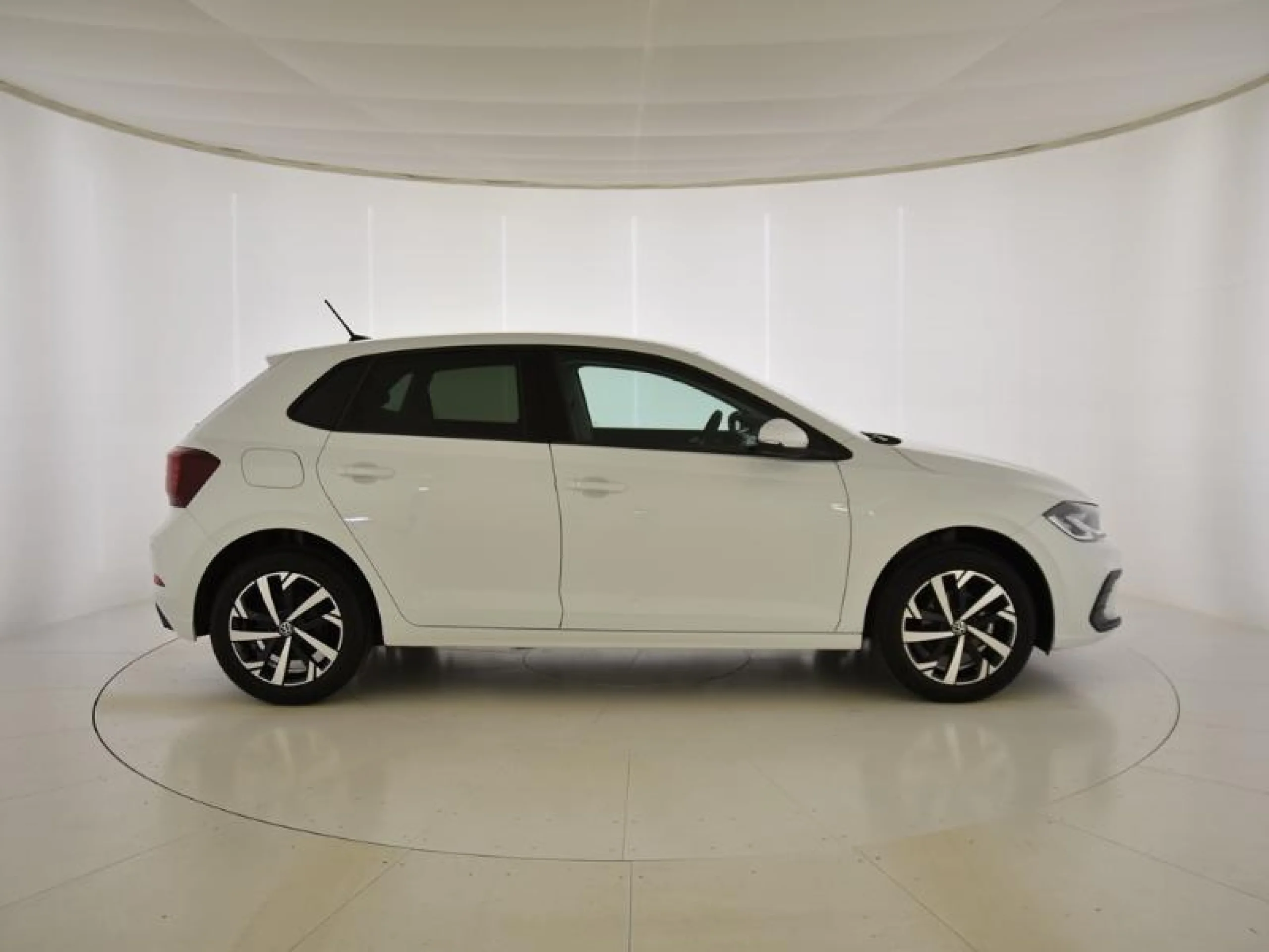 VOLKSWAGEN POLO POLO MÁS 1.0 TSI 70 KW (95 CV)  5 VEL. - Foto 3