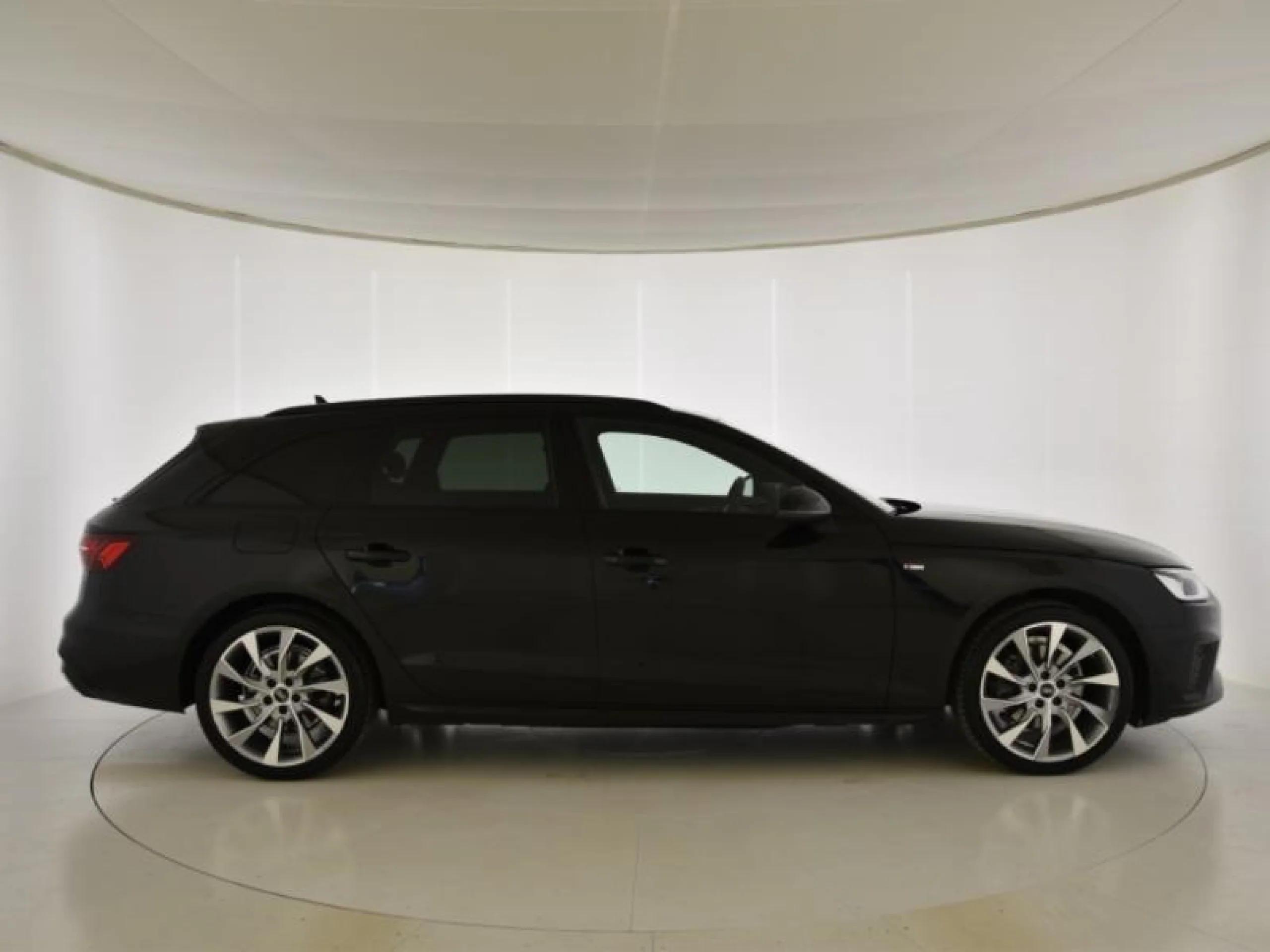 AUDI A4 AVANT BLACK LINE 35 TDI 120KW S TRONIC - Foto 3