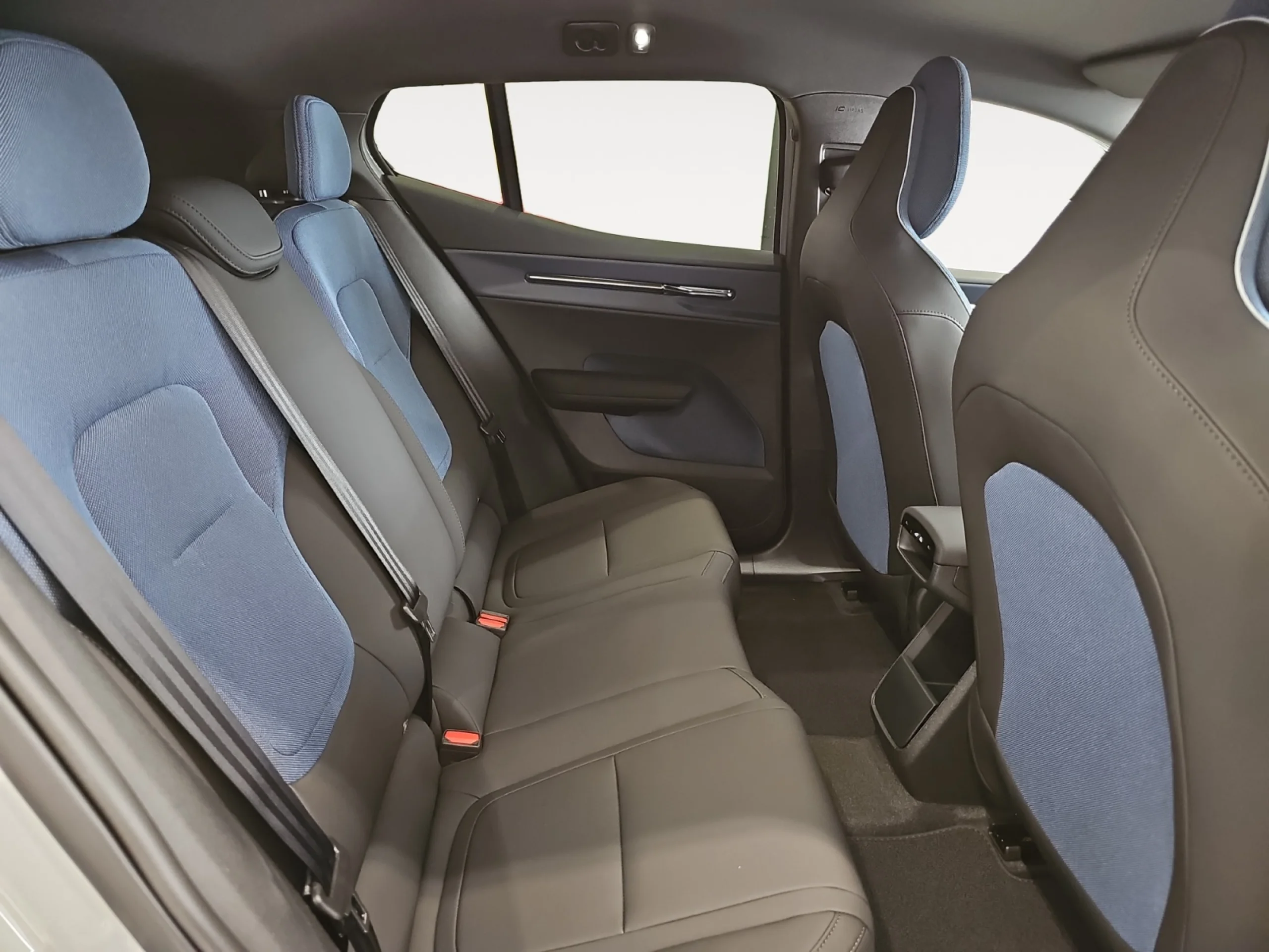 VOLVO EX30 P5 LONG RANGE RWD PLUS BLACK EDITION - Foto 6
