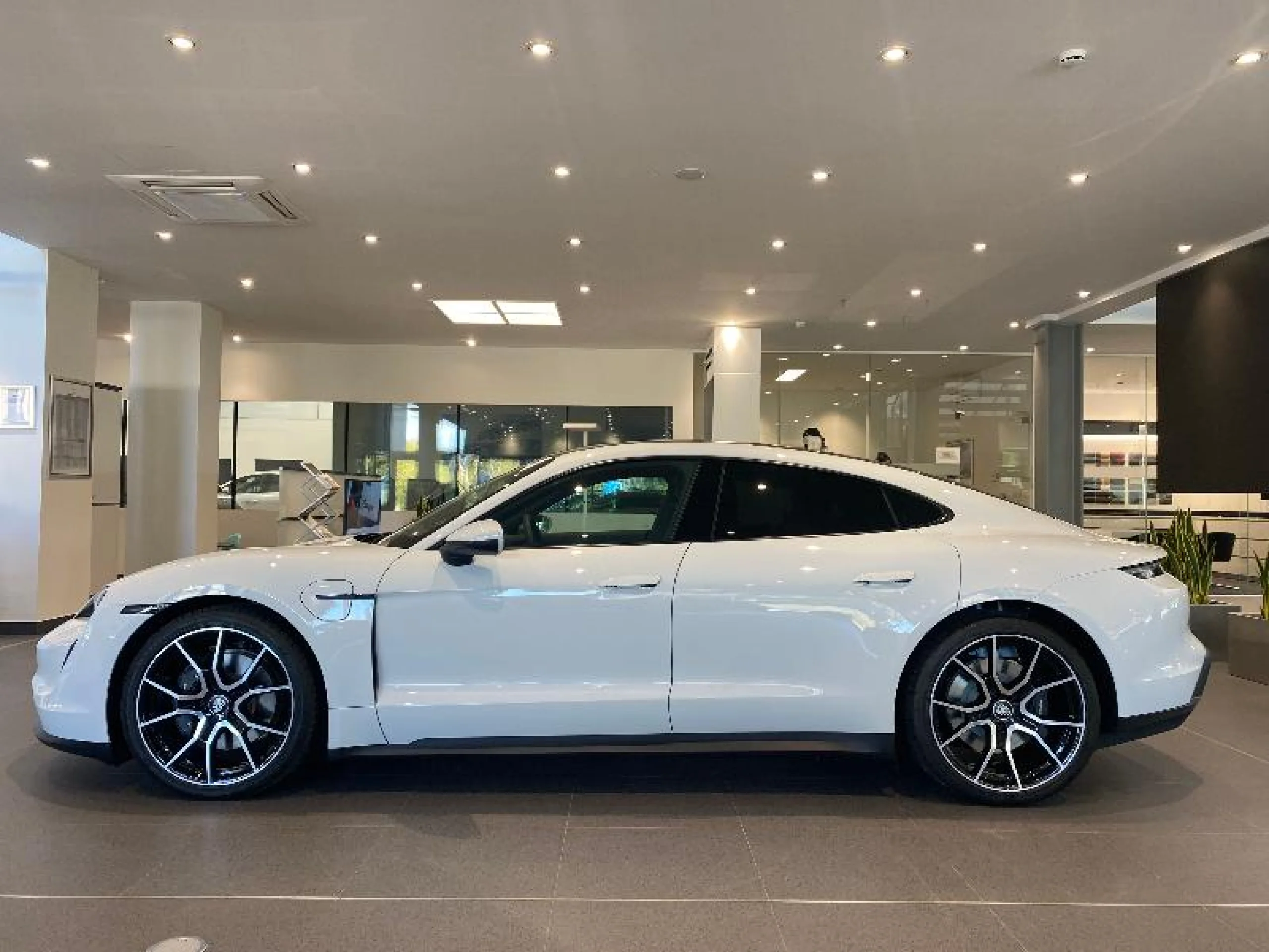PORSCHE TAYCAN 300 kW (408 CV) - Foto 2