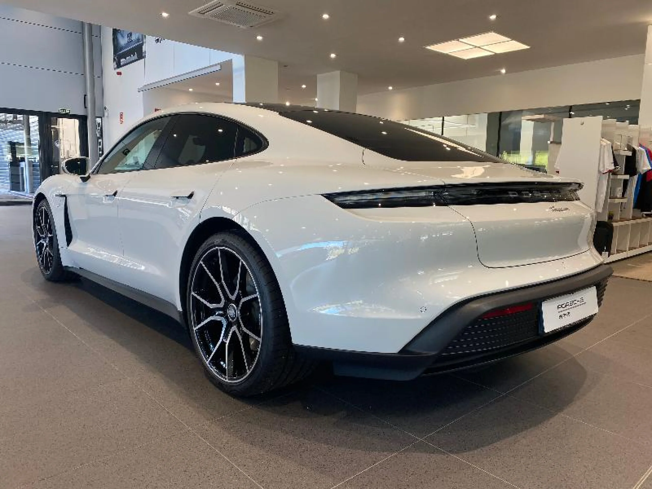 PORSCHE TAYCAN 300 kW (408 CV) - Foto 3