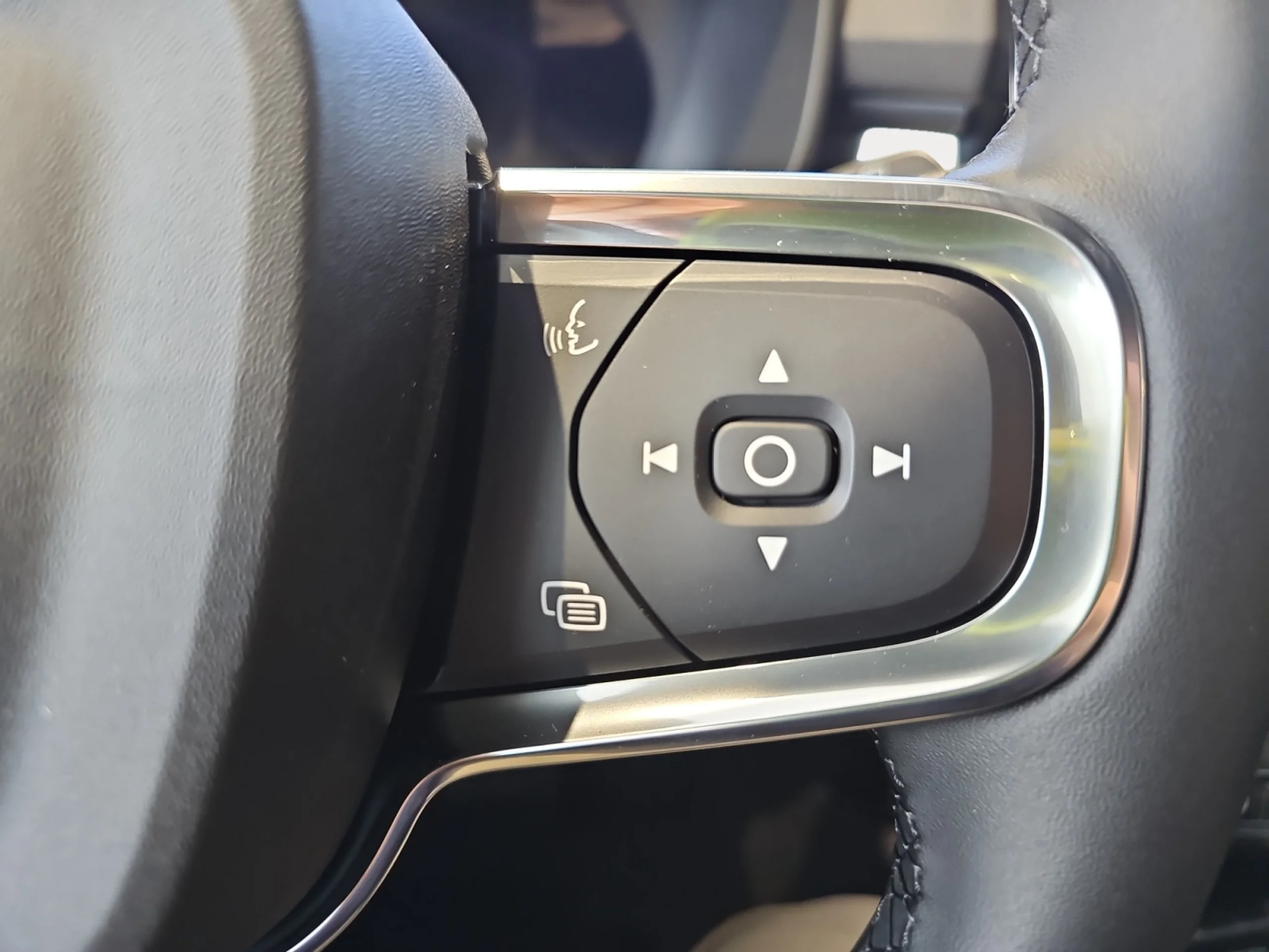 VOLVO XC40 2.0 B3 G BLACK EDITION PLUS AUTO - Foto 13