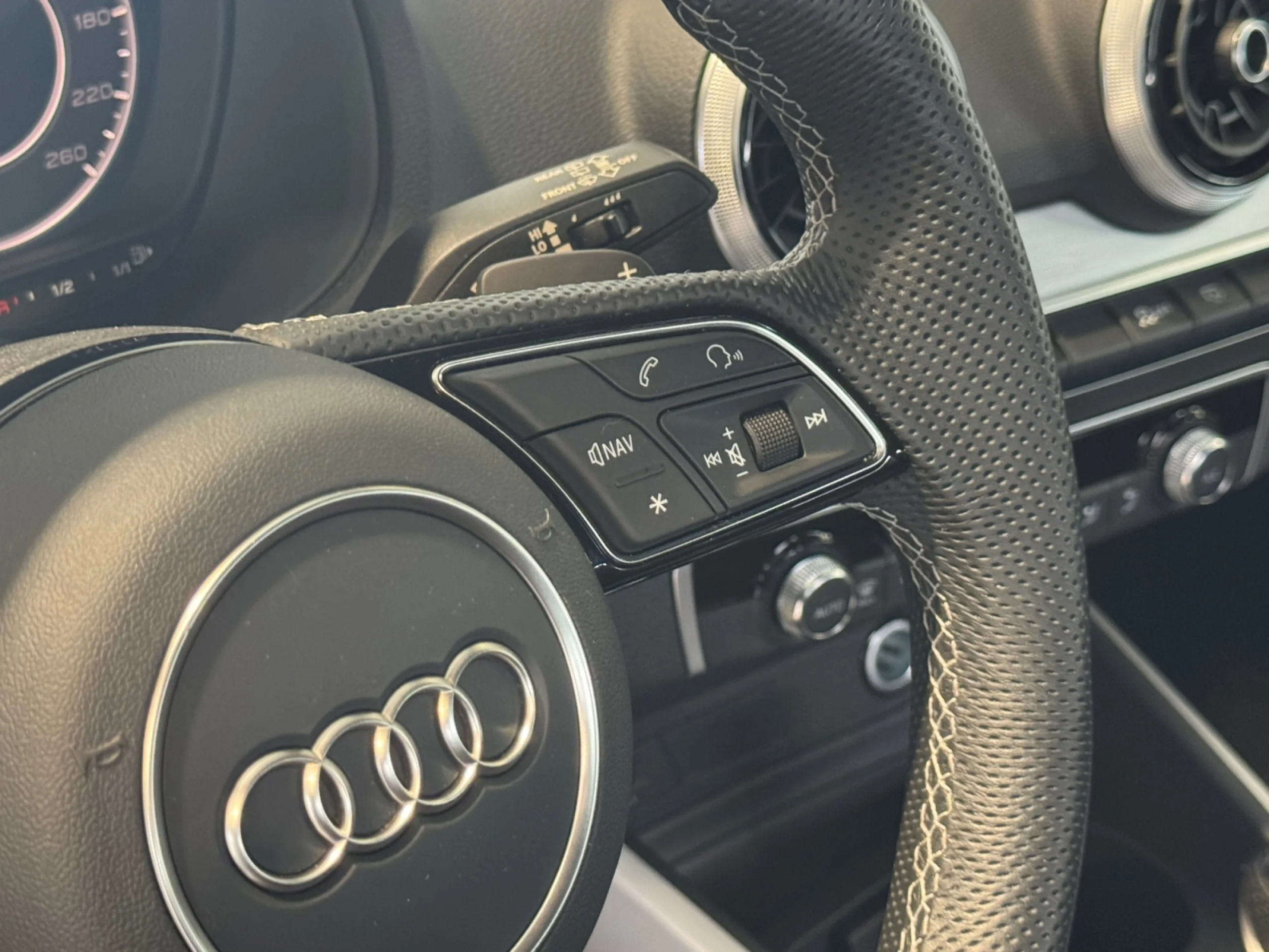 AUDI Q2 ADRENALIN 35 TFSI 110KW (150CV) S TRONIC - Foto 10