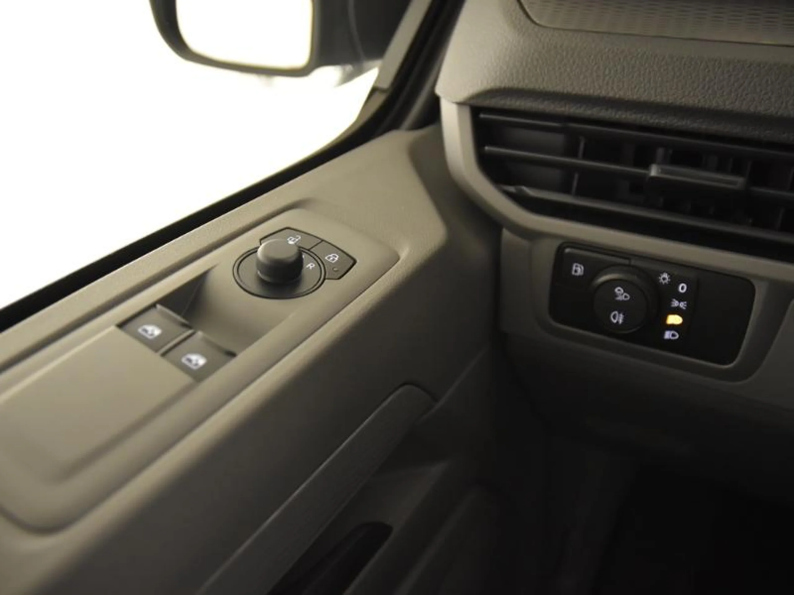 VW COMERCIALES CARAVELLE CARAVELLE   CARAVELLE  BATALLA CORTA  2.5 EHYBRID 171 KW (232 CV) CVT AUT. - Foto 15