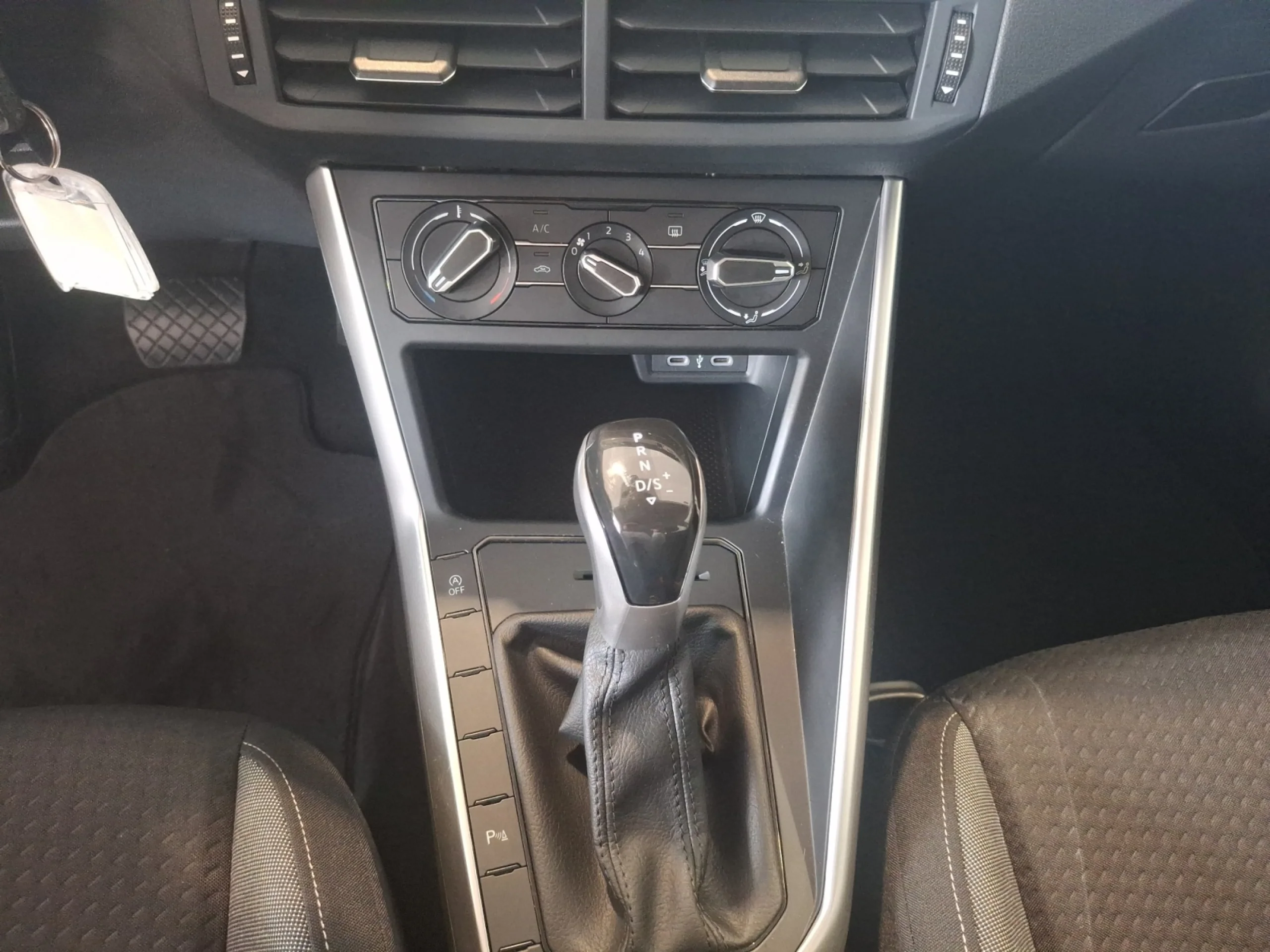 VOLKSWAGEN POLO LIFE 1.0 TSI 70KW (95CV) DSG - Foto 30