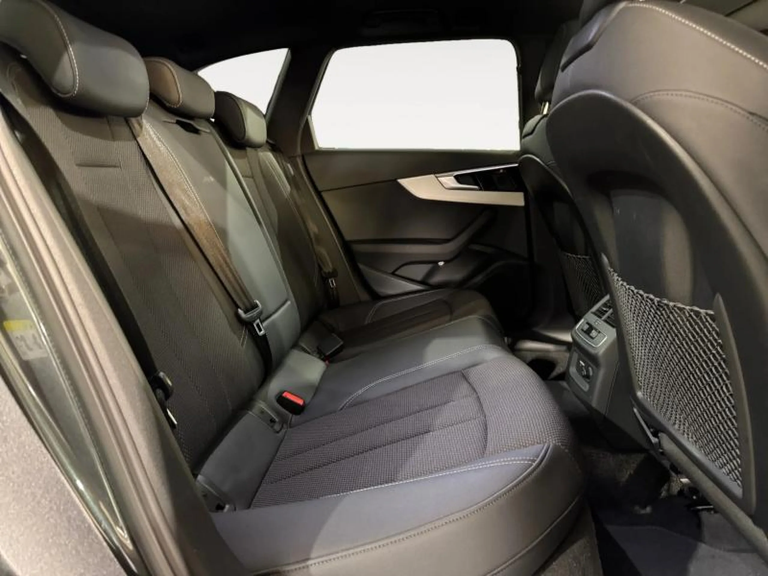 AUDI A4 AVANT BLACK LIMITED 35 TDI 120KW S TRON - Foto 9