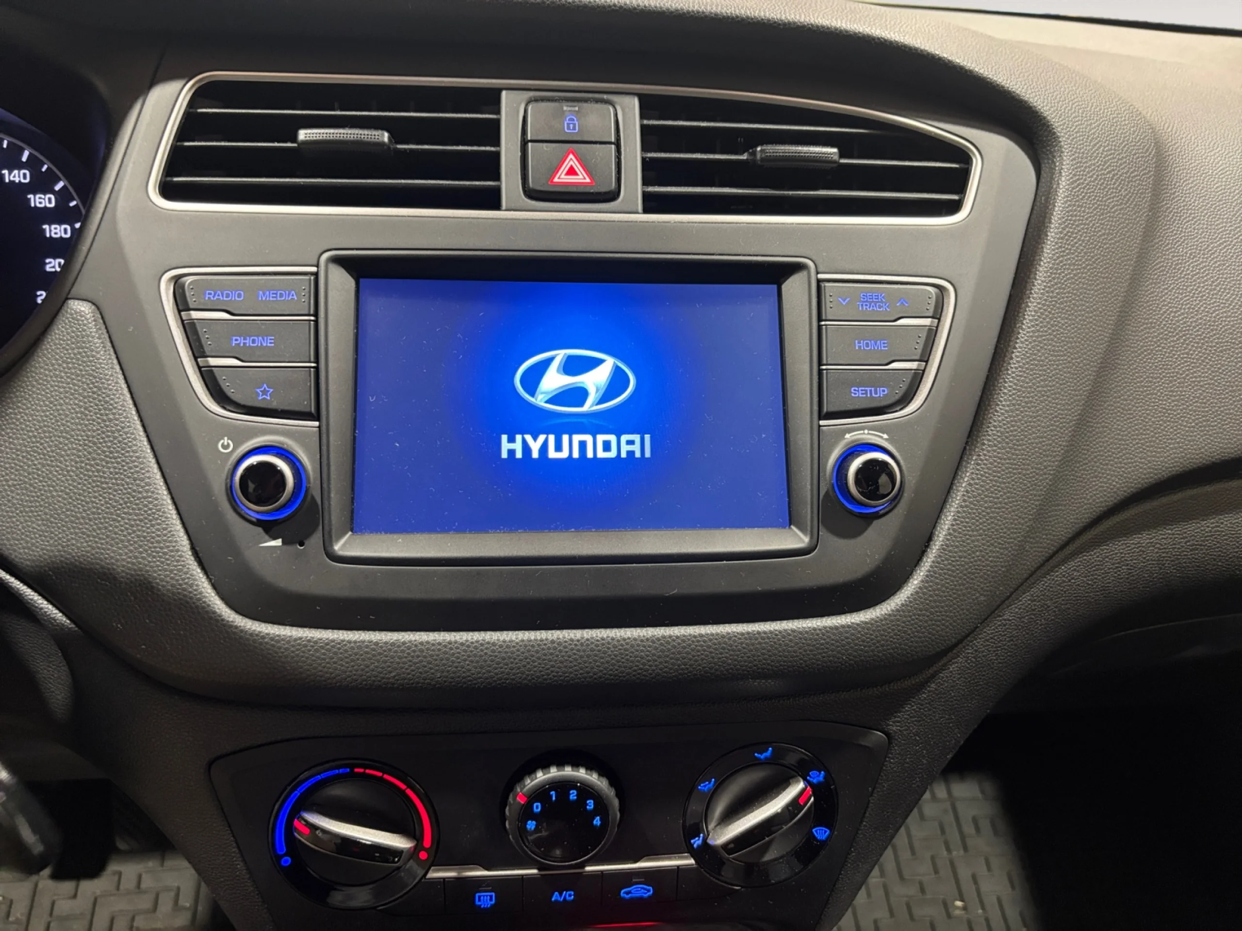 HYUNDAI I20 1.2 MPI 55KW (75CV) ESSENCE - Foto 10