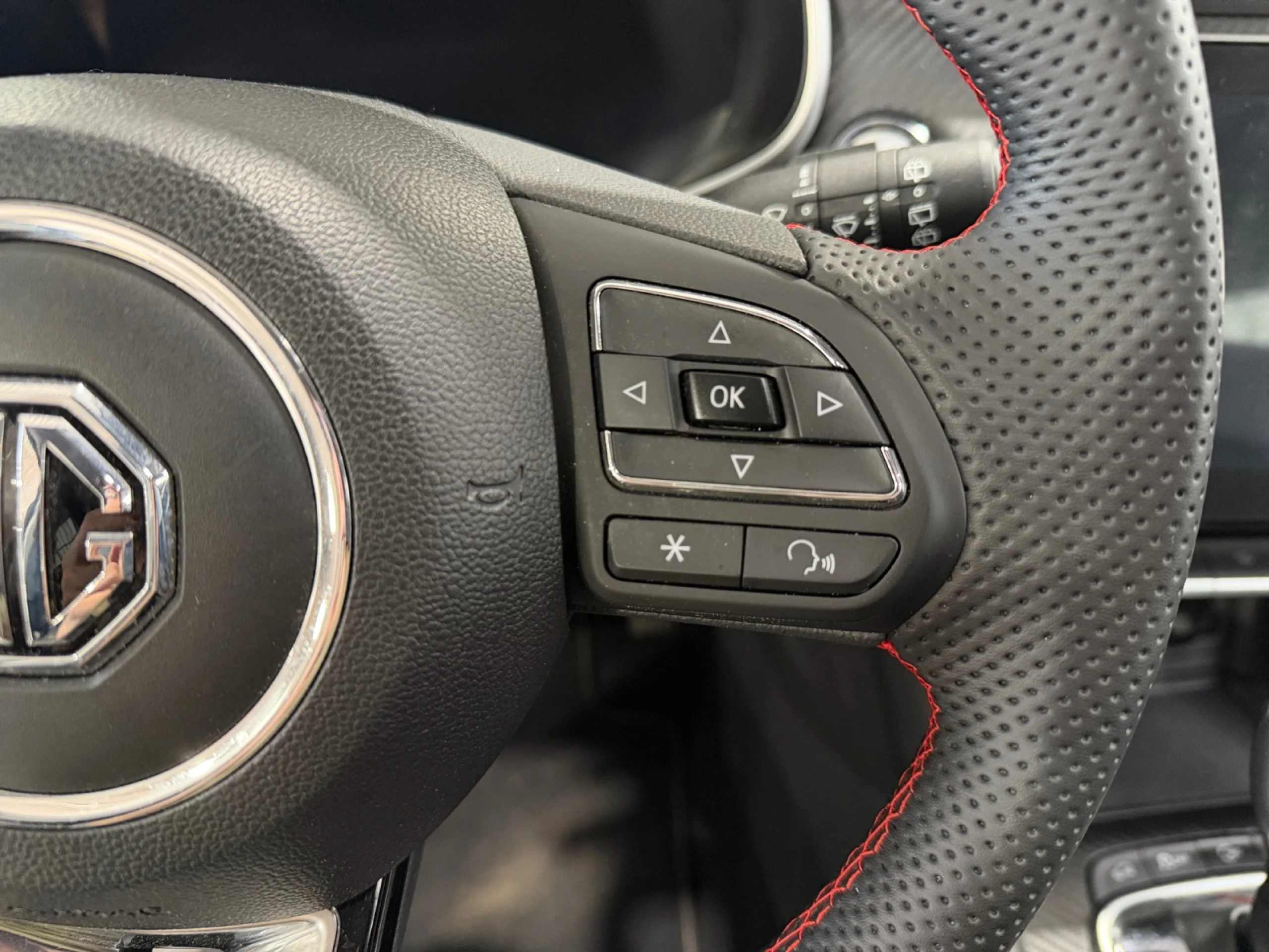 MG Zs 1.0T AT 2WD LUX LHD 360 CAMERA DARK - Foto 10